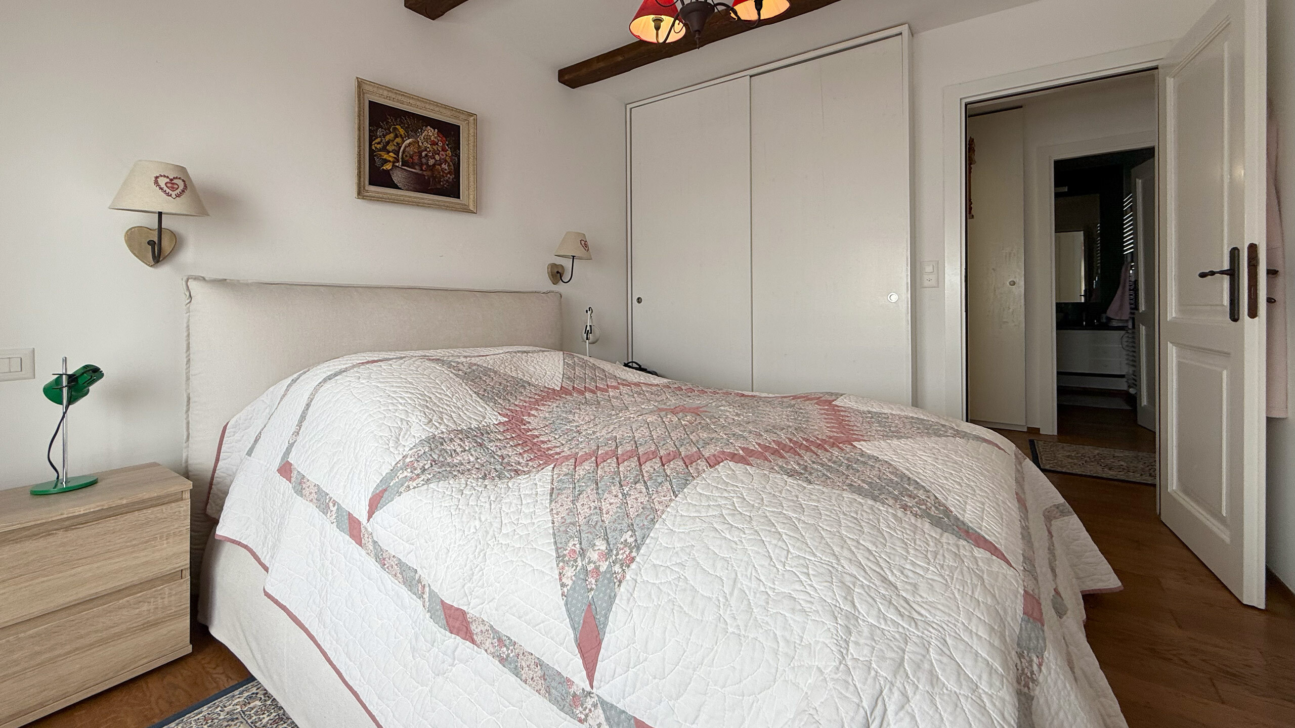 Chambre principale avec armoires de rangement