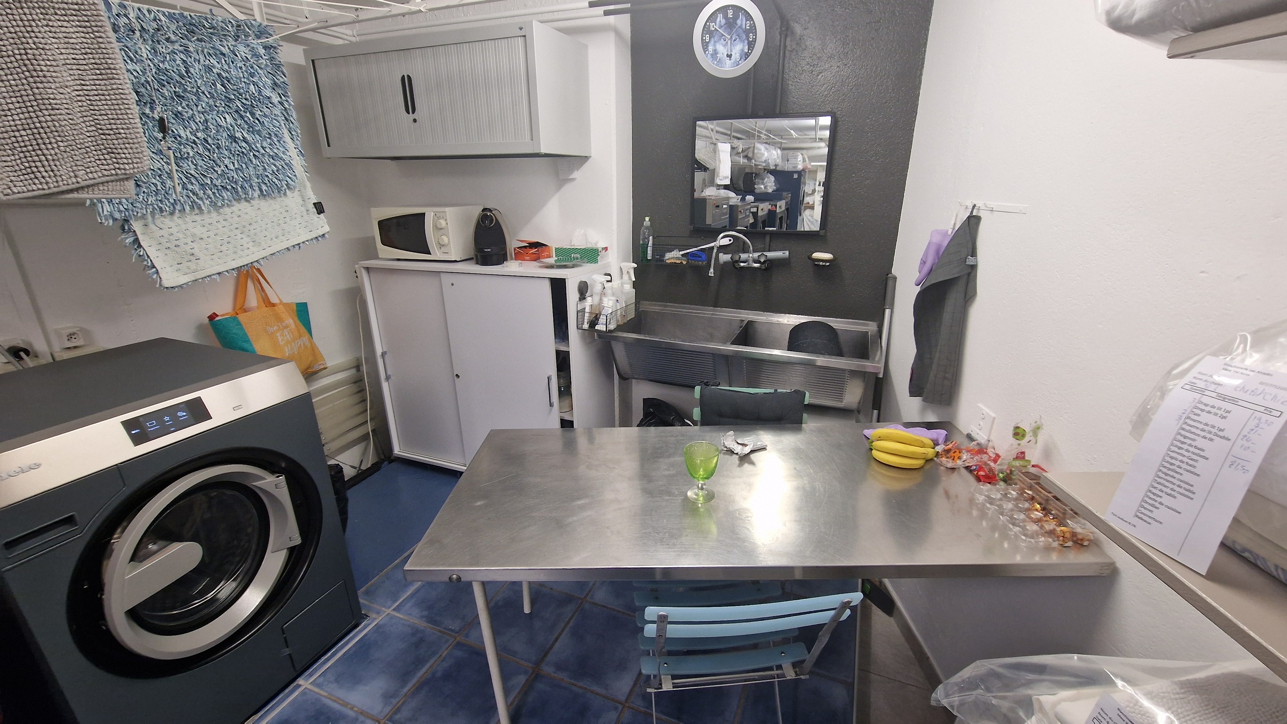 COIN PAUSE AVEC EVIER+TABLE+CHAISES+MICRO-ONDE+MEUBLE+MIROIR+2 HORLOGES