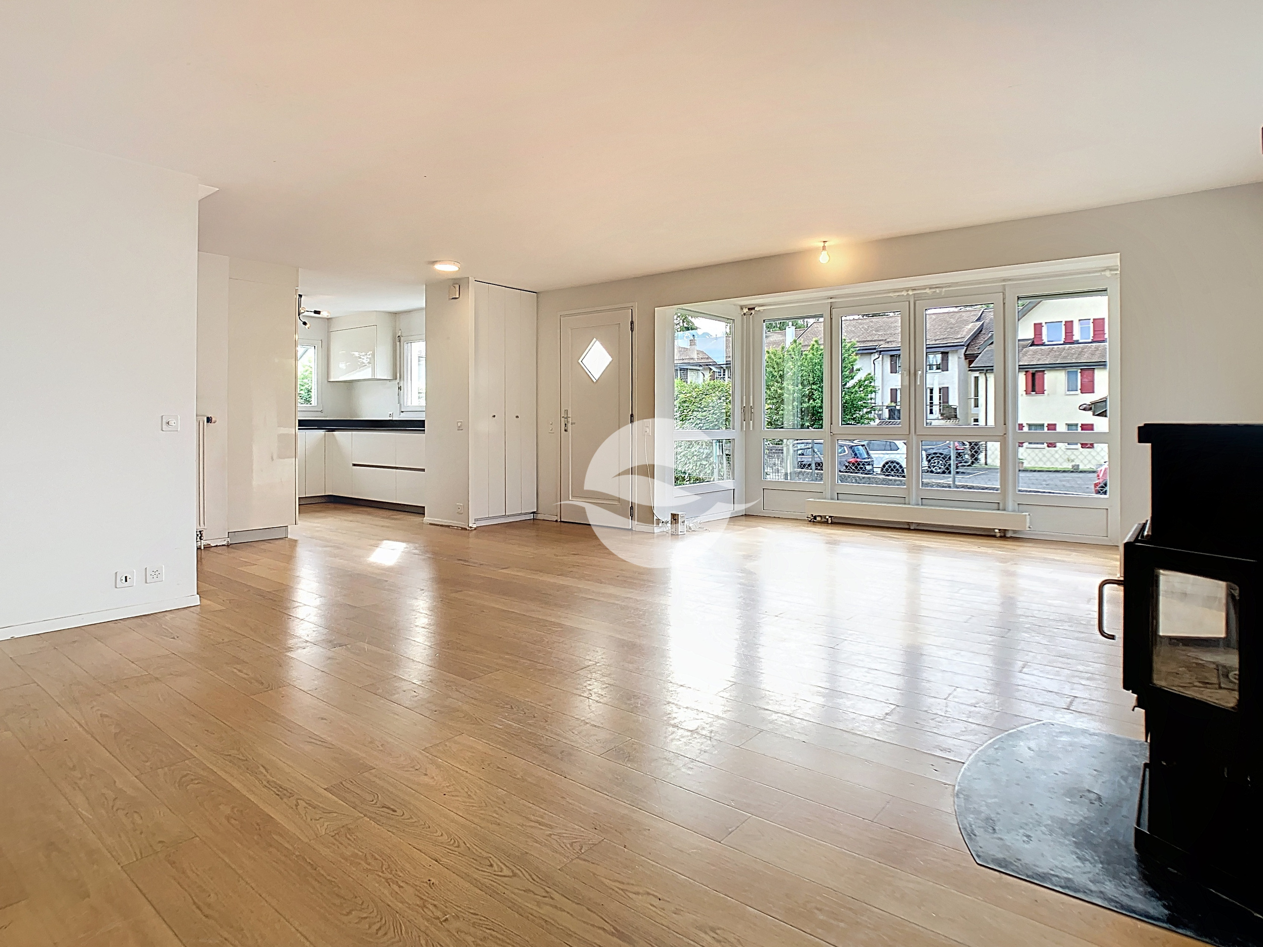 Pièce de vie avec poële et accès au jardin