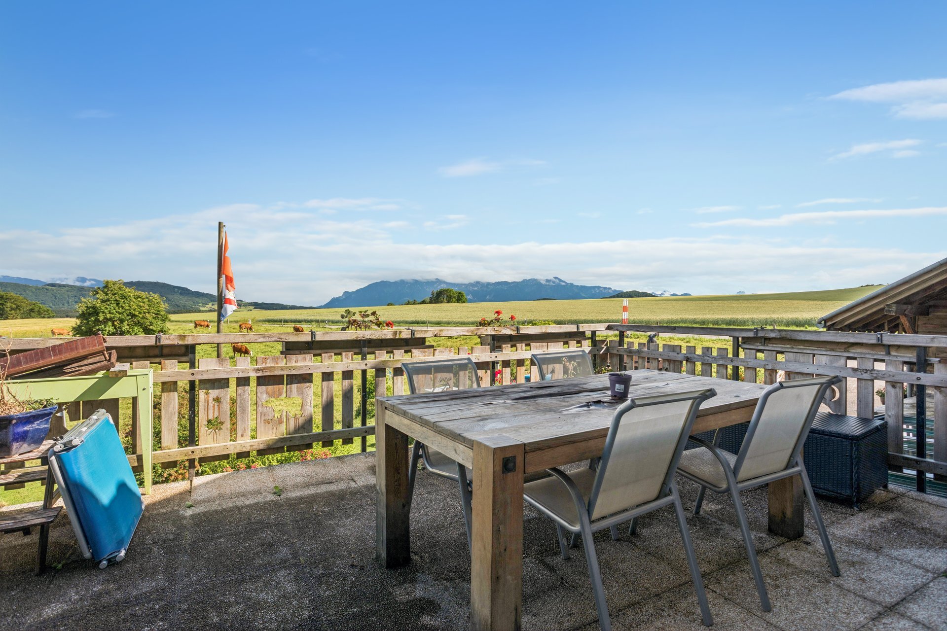 Vue dégagée sur la campagne à perte de vue depuis la terrasse Vue dégagée sur la campagne à perte de vue depuis la terrasse