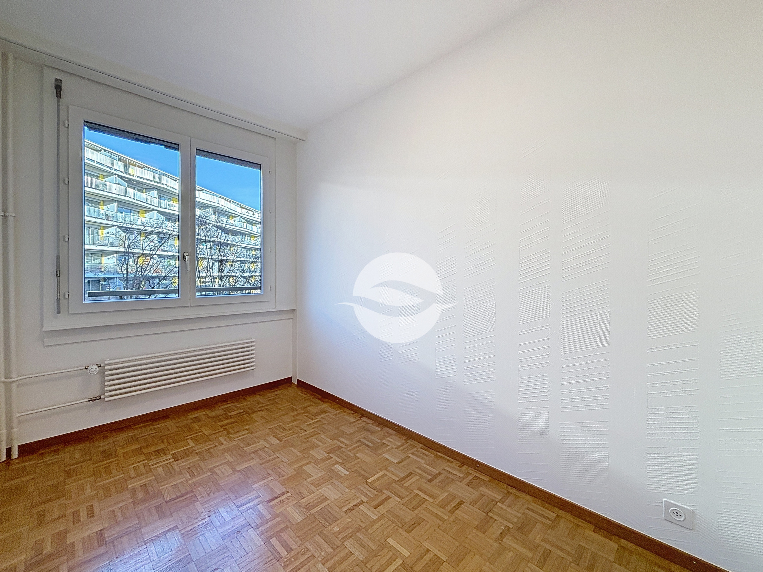 Chambre à coucher 3 avec armoires 