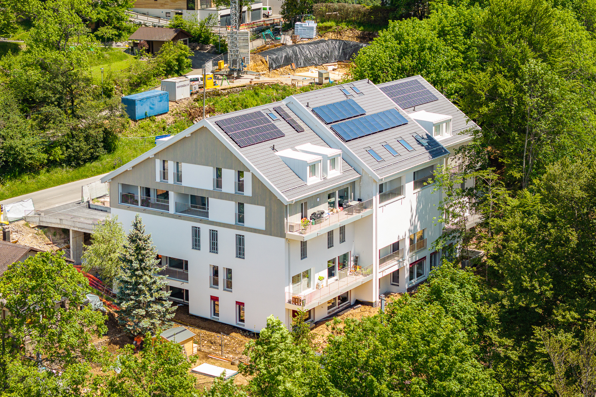Appartements construits à St-Cergue : le bâtiment dans son écrin de verdure.