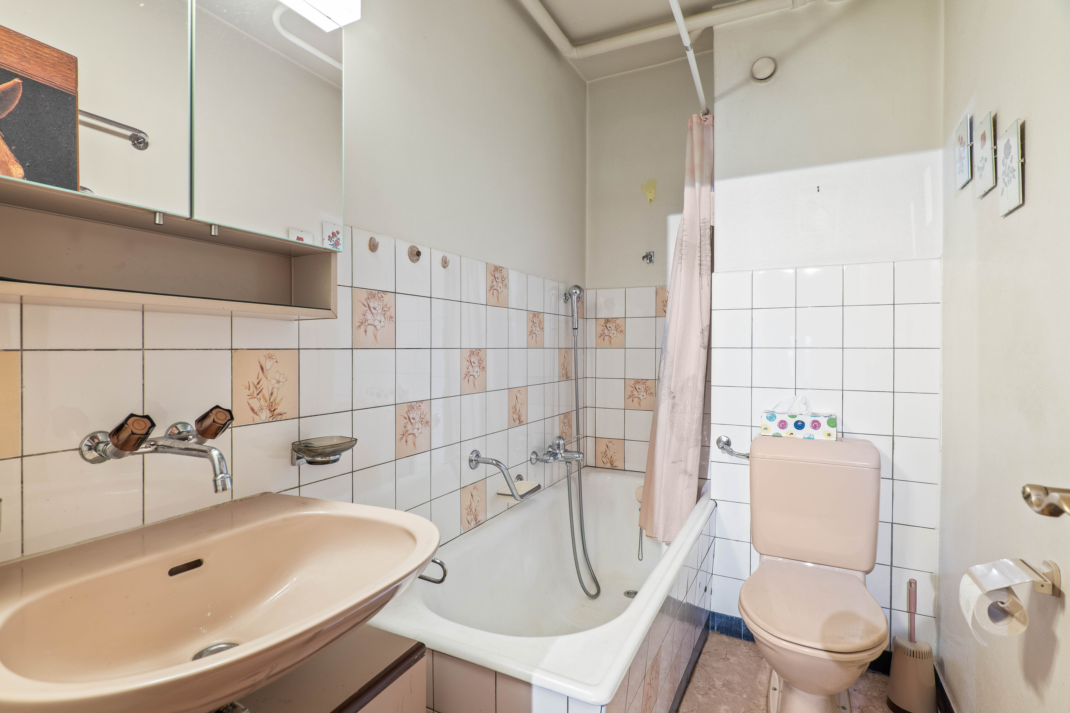 La salle de bains de l’appartement du rez-de-chaussée.