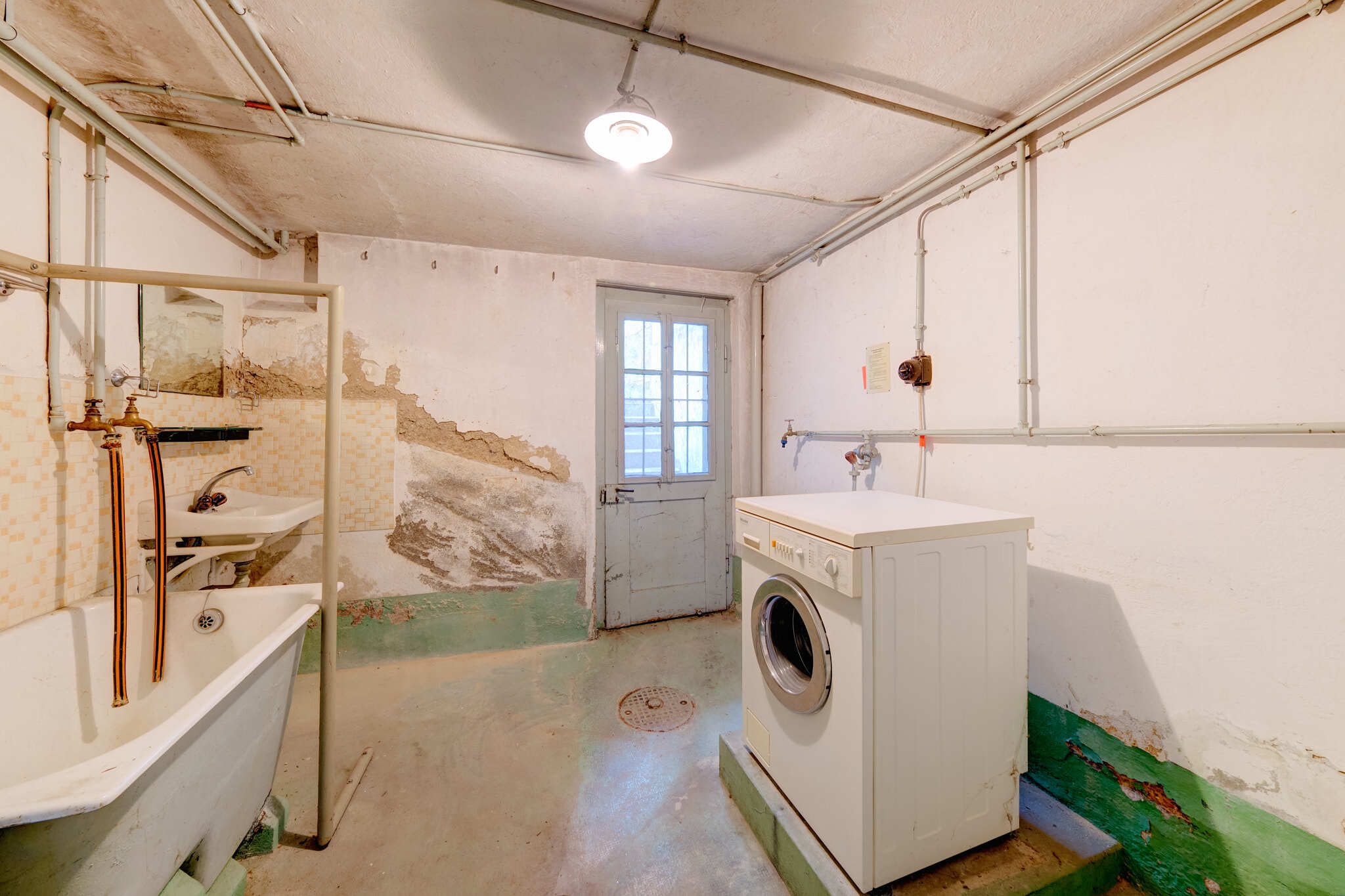 Waschküche mit Zugang zum Garten