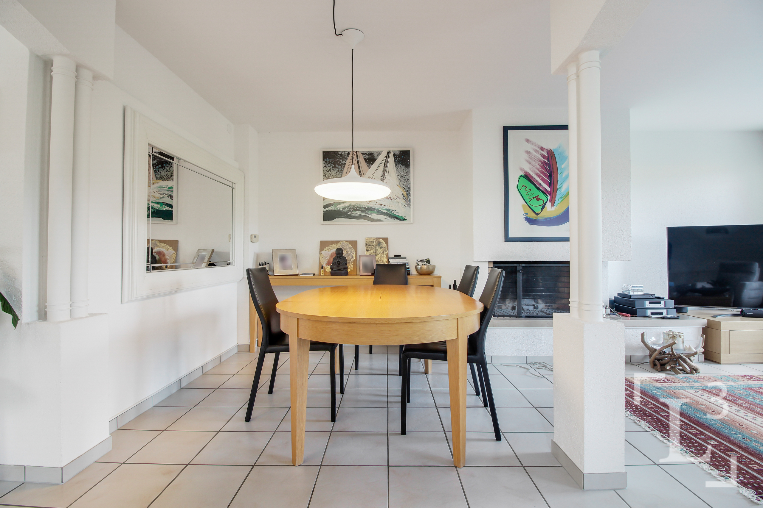 Salle à manger avec cheminée