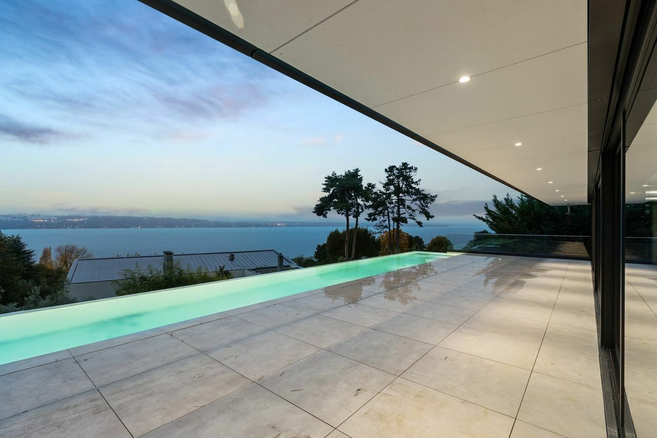 Terrasse et piscine avec vue lac de nuit