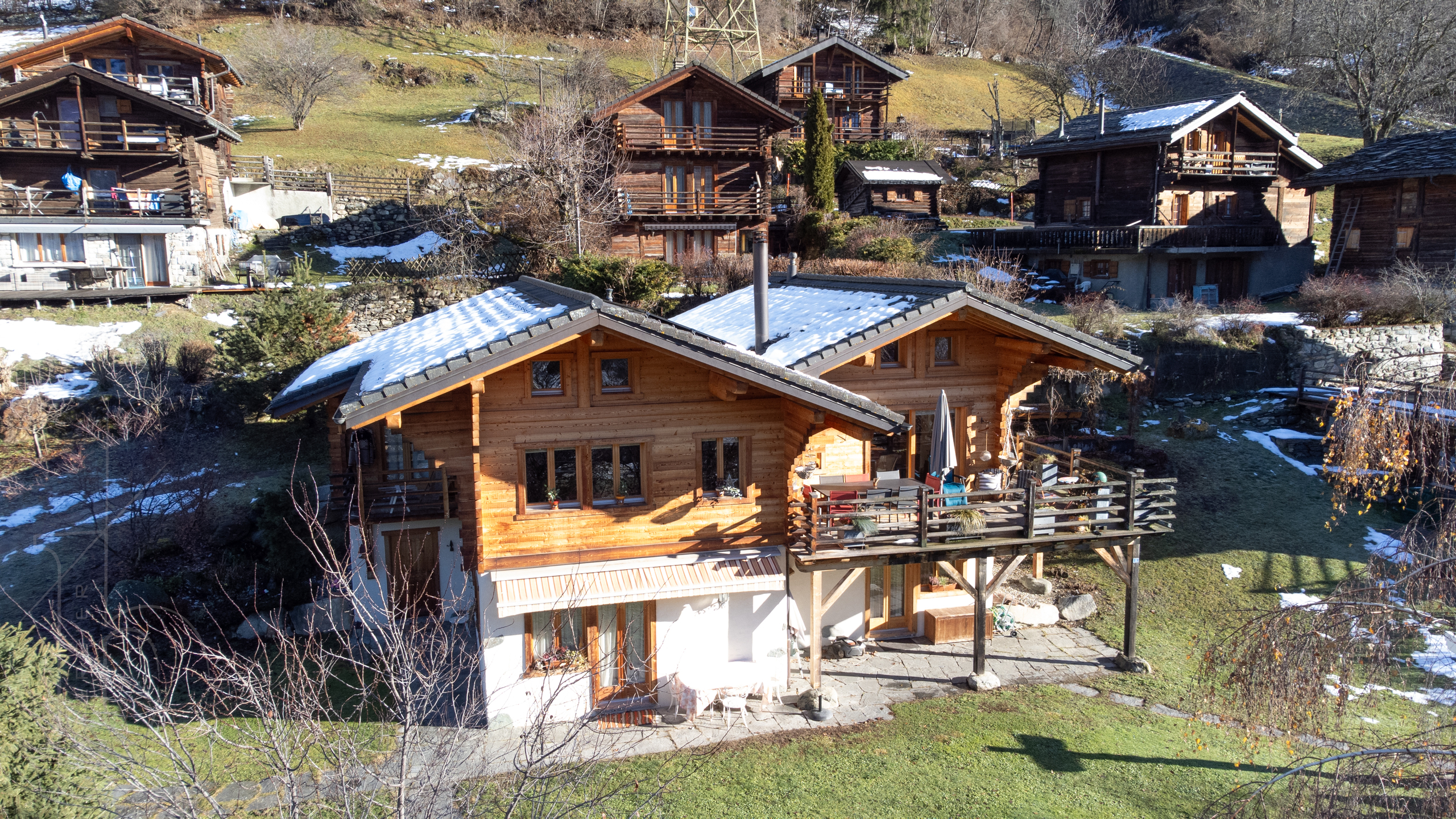 Vue extérieure chalet avec terrasse en bois – Chalet La Tsombe à vendre Verbier