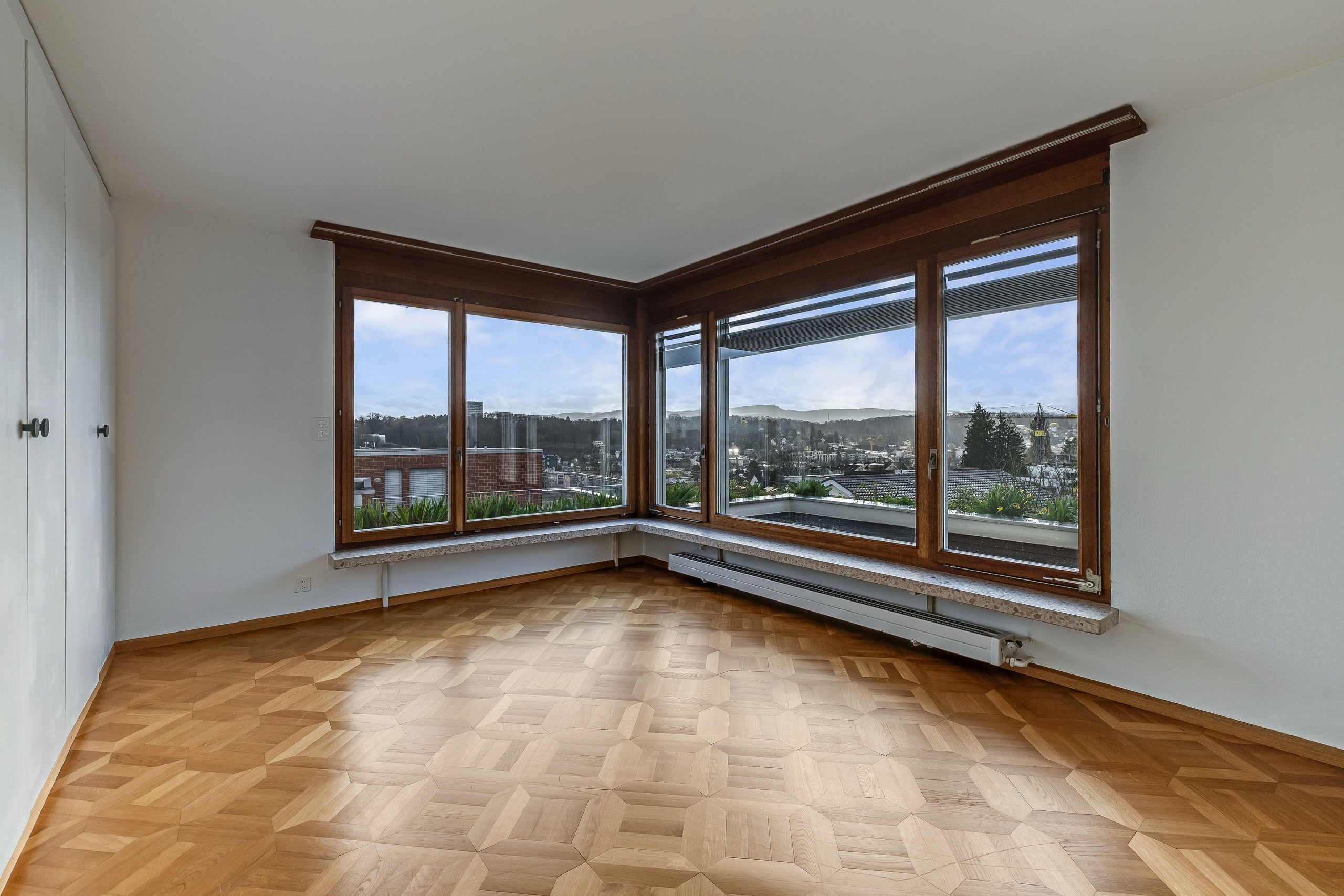 Eckzimmer mit Sicht auf Bruderholz, Gempen, Blauen