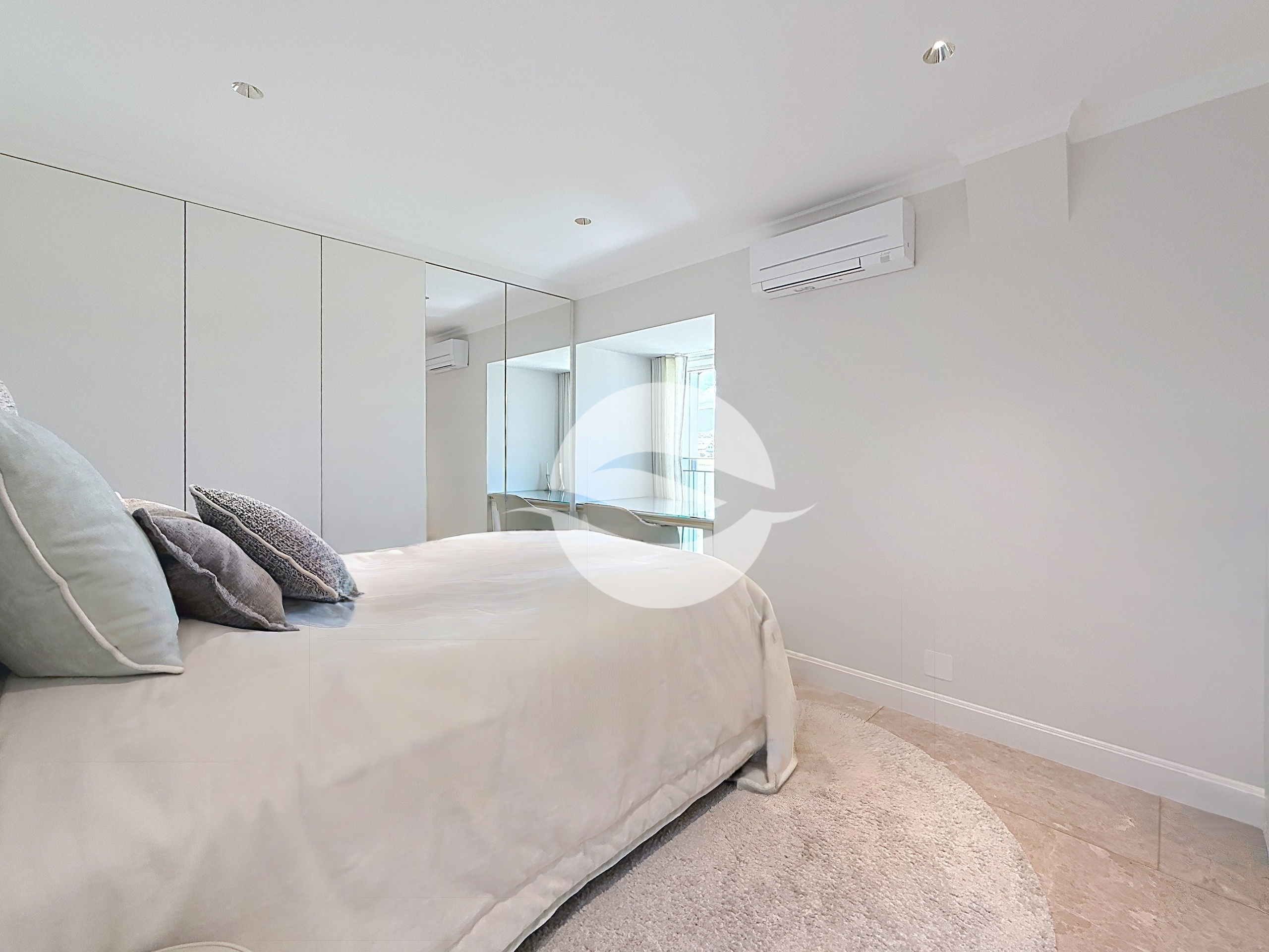 2ème : 1ère Chambre avec armoires et bureau intégrés