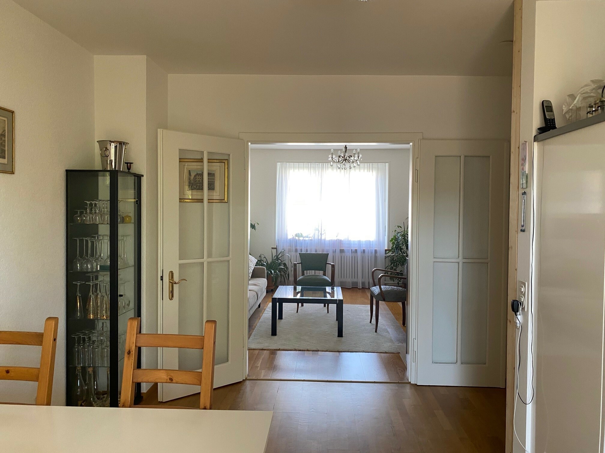 Essbereich mit Blick zum Wohnzimmer