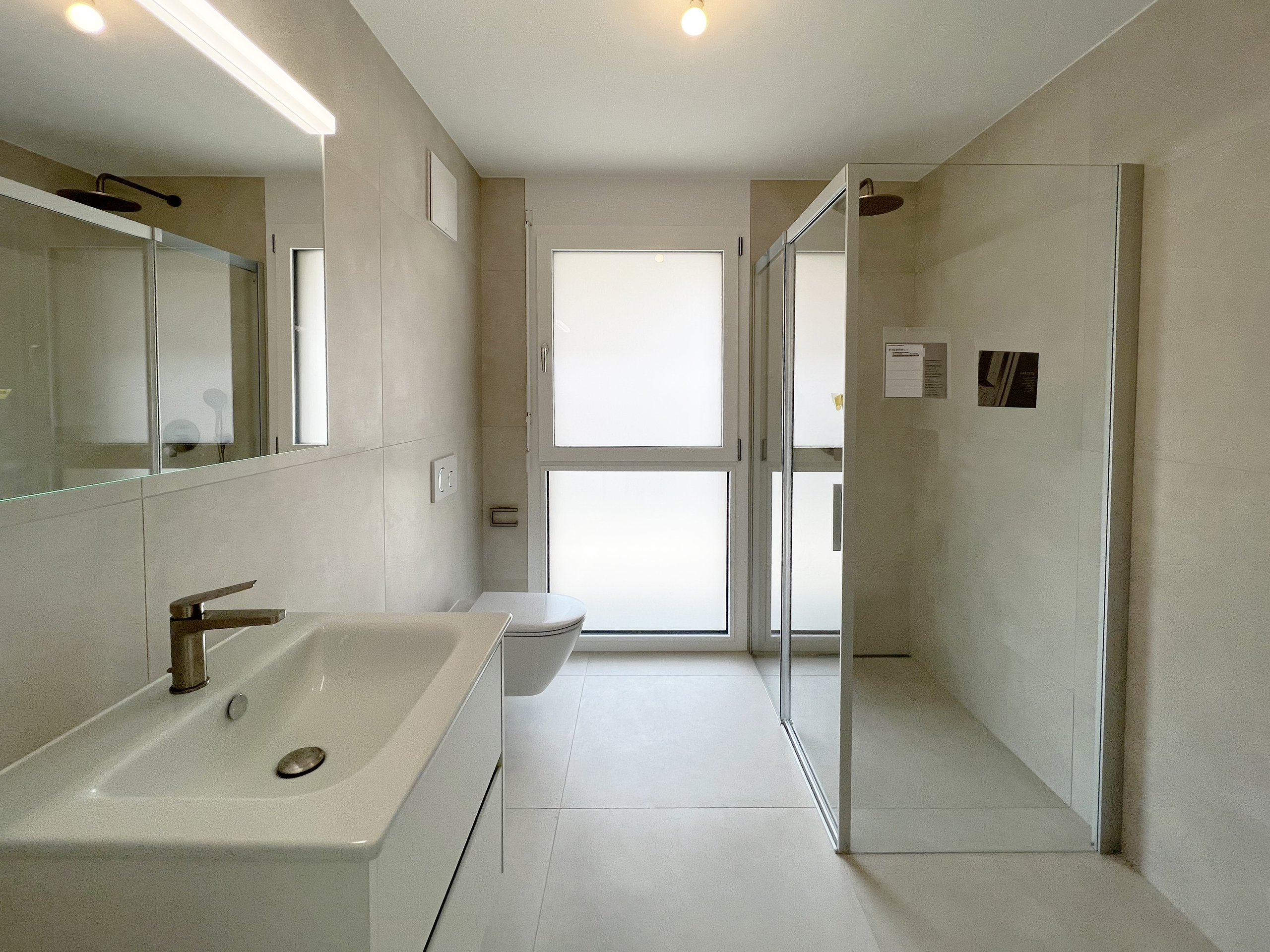 Salle d'eau avec espace pour lave et sèche linge