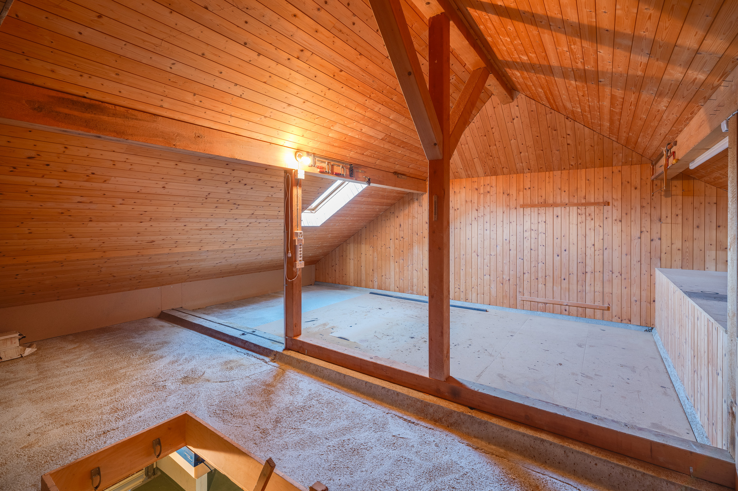 BASTELRAUM OBERHALB DOPPELGARAGE