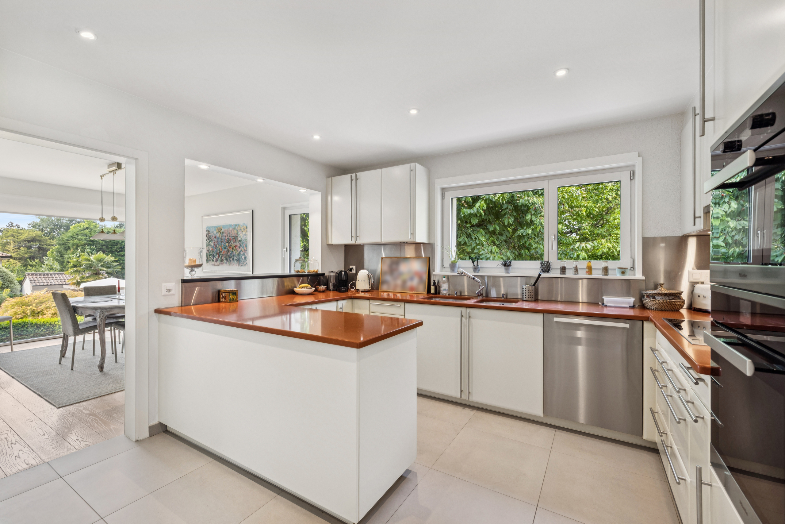 Schöne halboffene Küche, voll ausgestattet