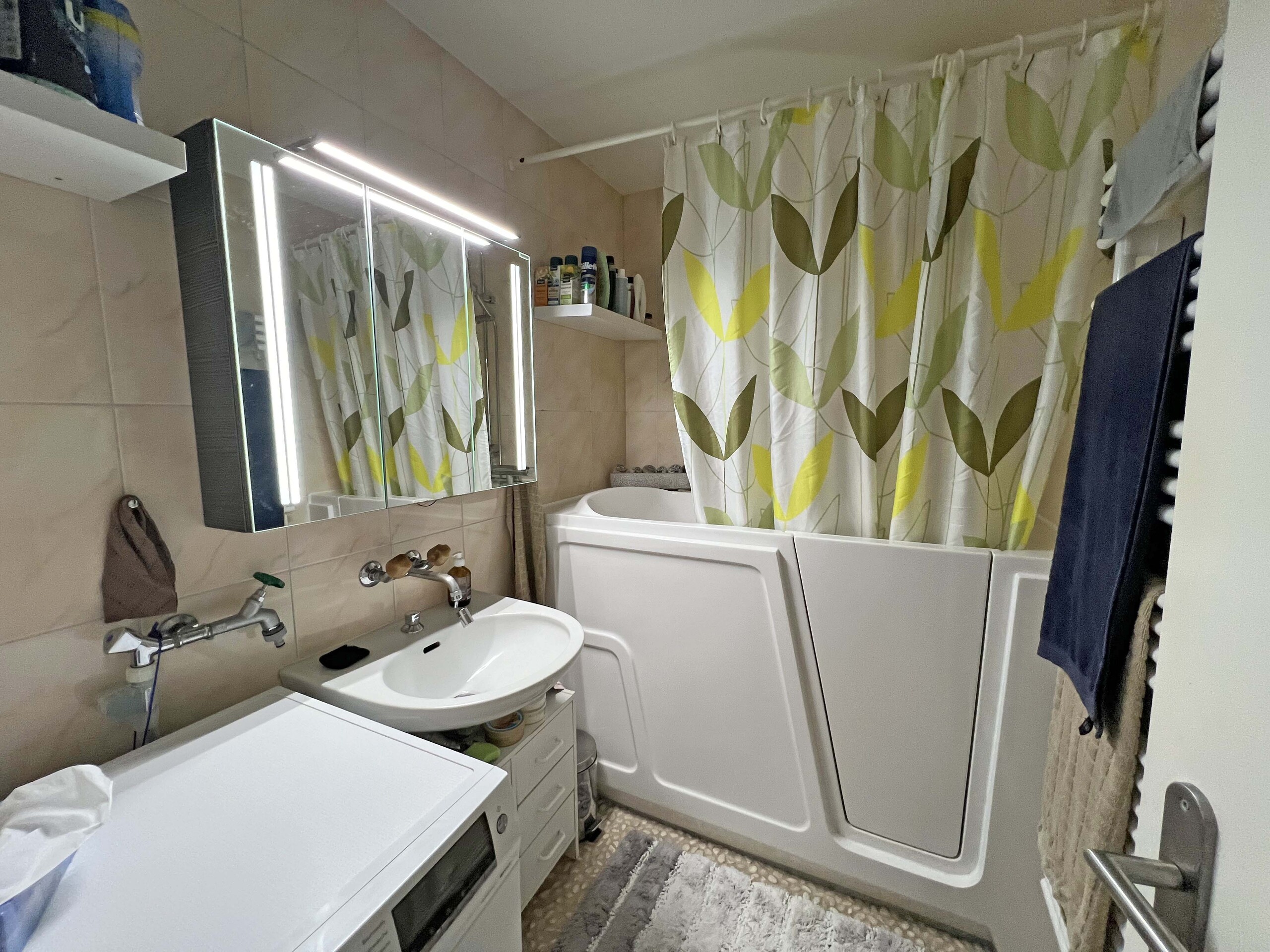 Salle de bains avec baignoire sabot