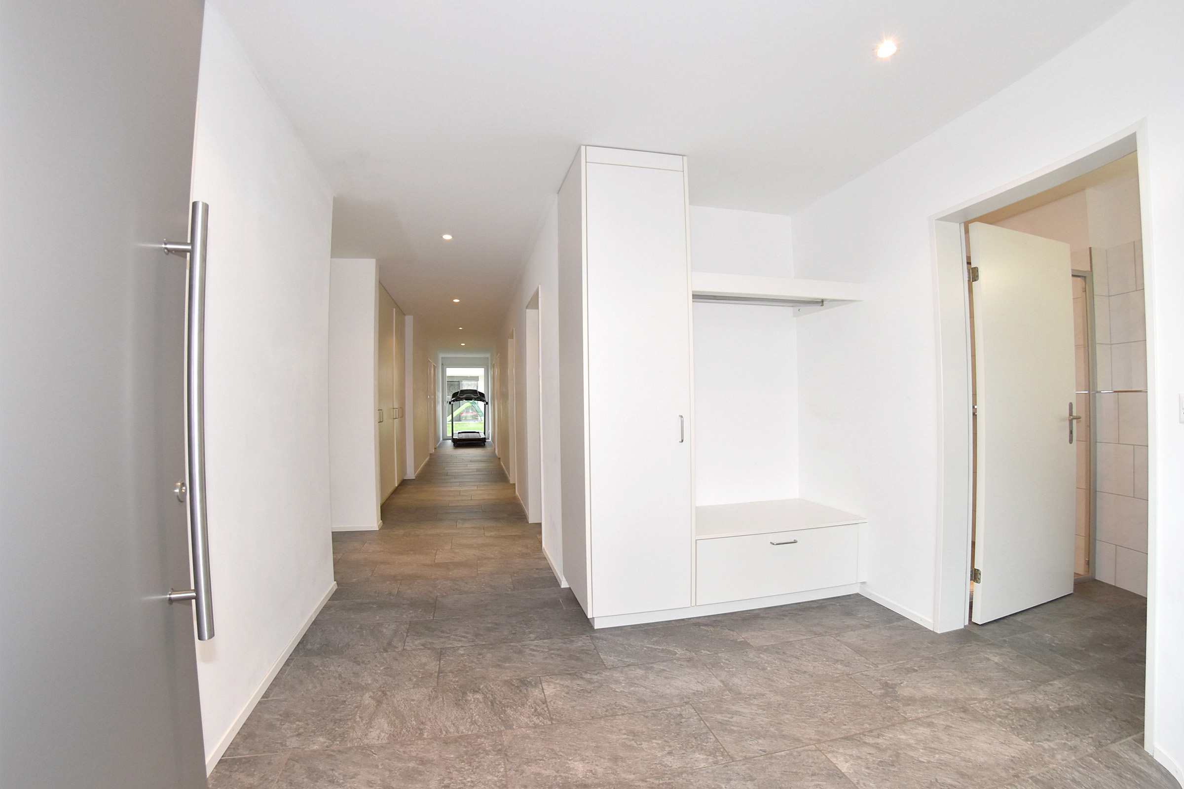 Bitte treten Sie ein ...