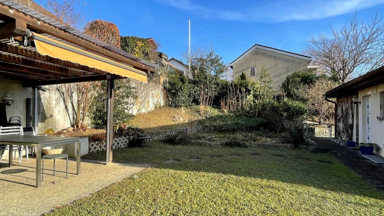 Gartenanlage mit Pergola und Biotop