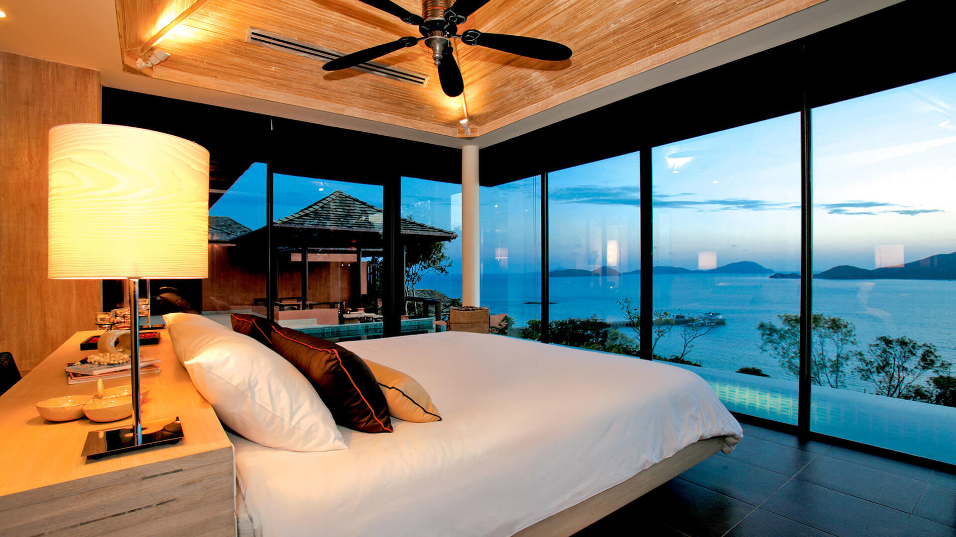 La chambre principale avec vue sur le lac La chambre principale avec vue sur le lac