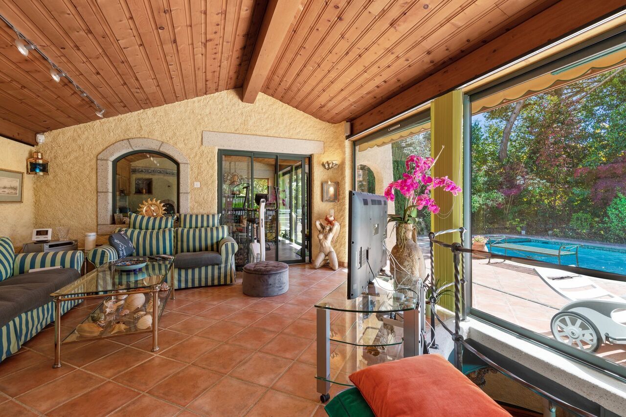 Pool-house/Salon d'été ainsi qu'un jardin-d'hiver équipé d'une cuisine visible au fond