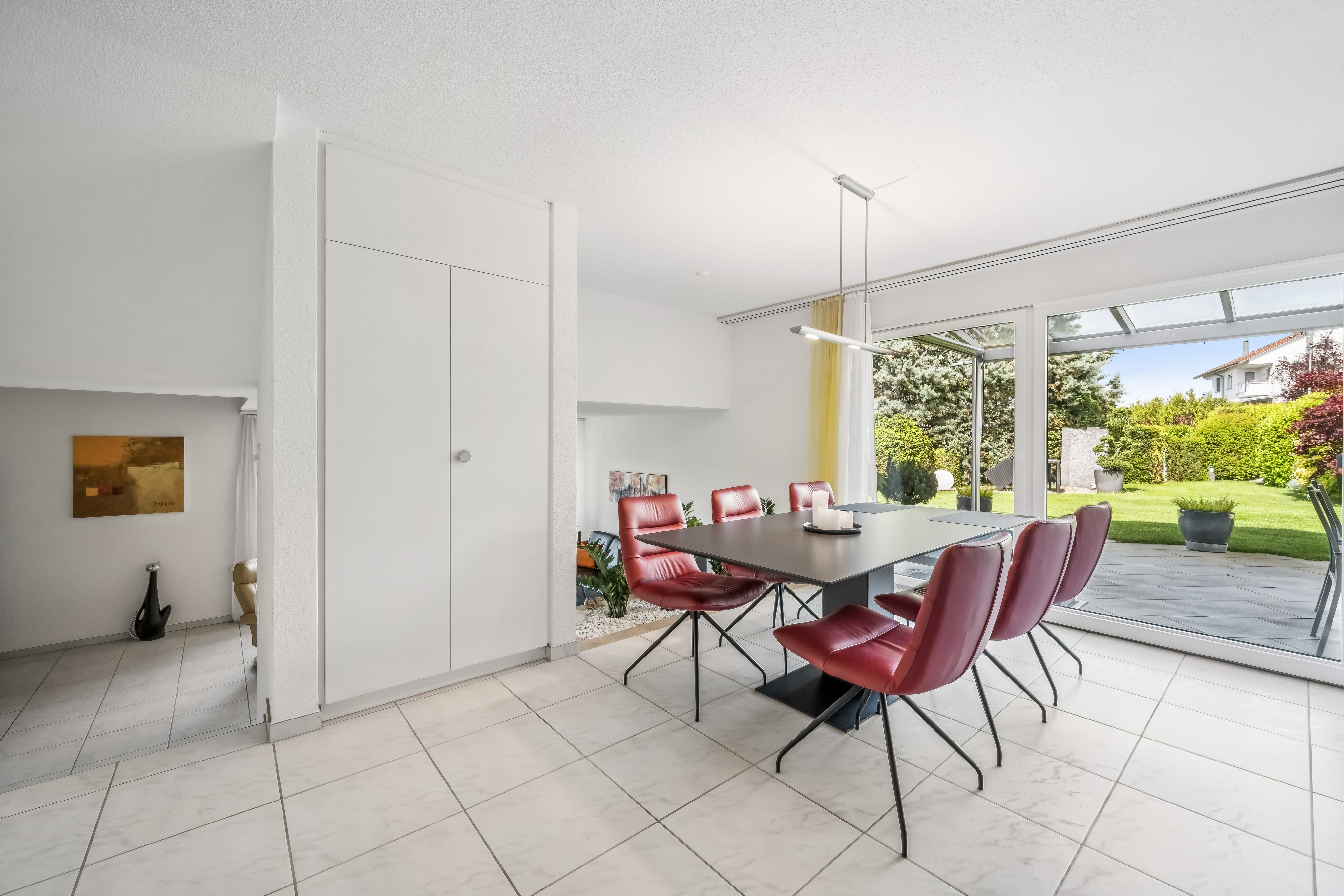 Modernes, helles Esszimmer mit direktem Zugang zum Garten.