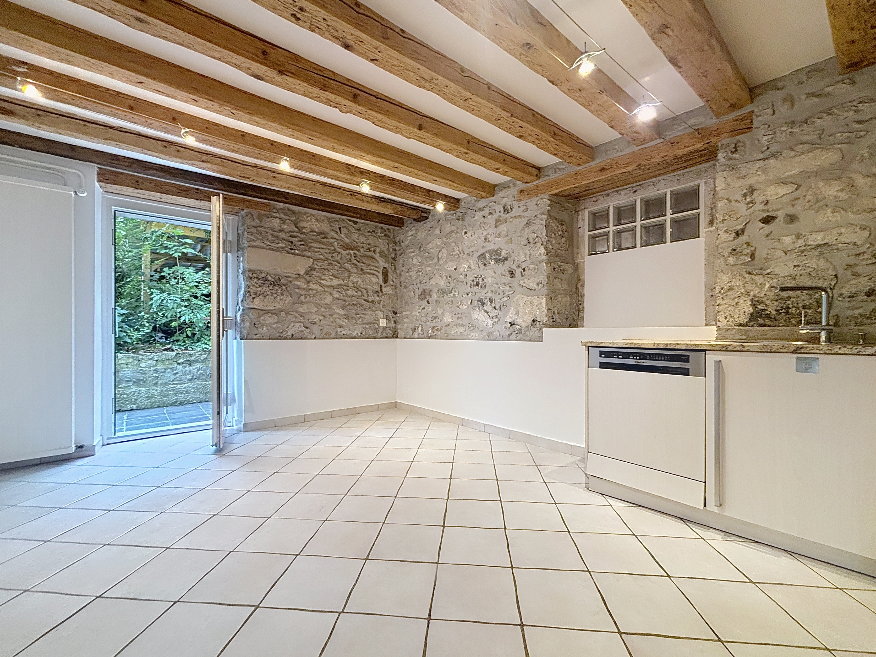 Cuisine équipée avec accès terrasse