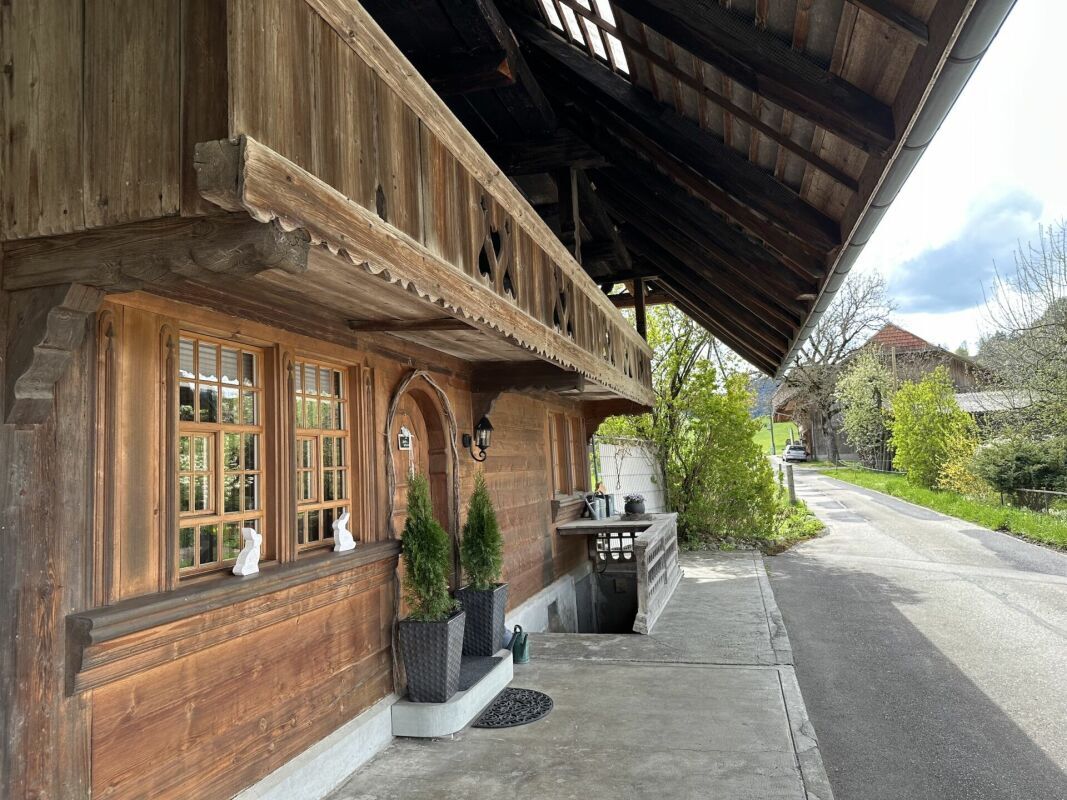 Fassade Nordwest mit Treppenabgang zum Naturkeller und Laube im OG