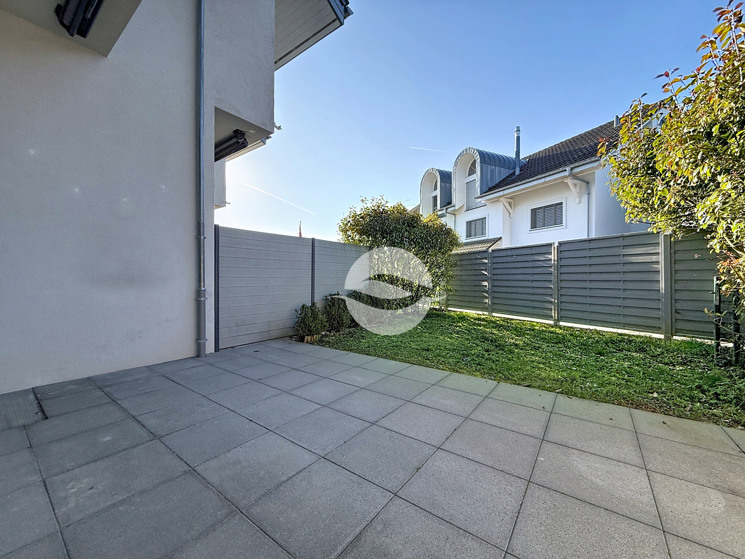 Extérieur : terrasse et jardinet