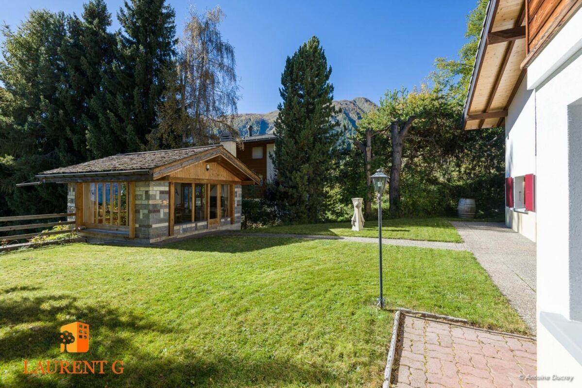 pelouse et bâtiment annexe