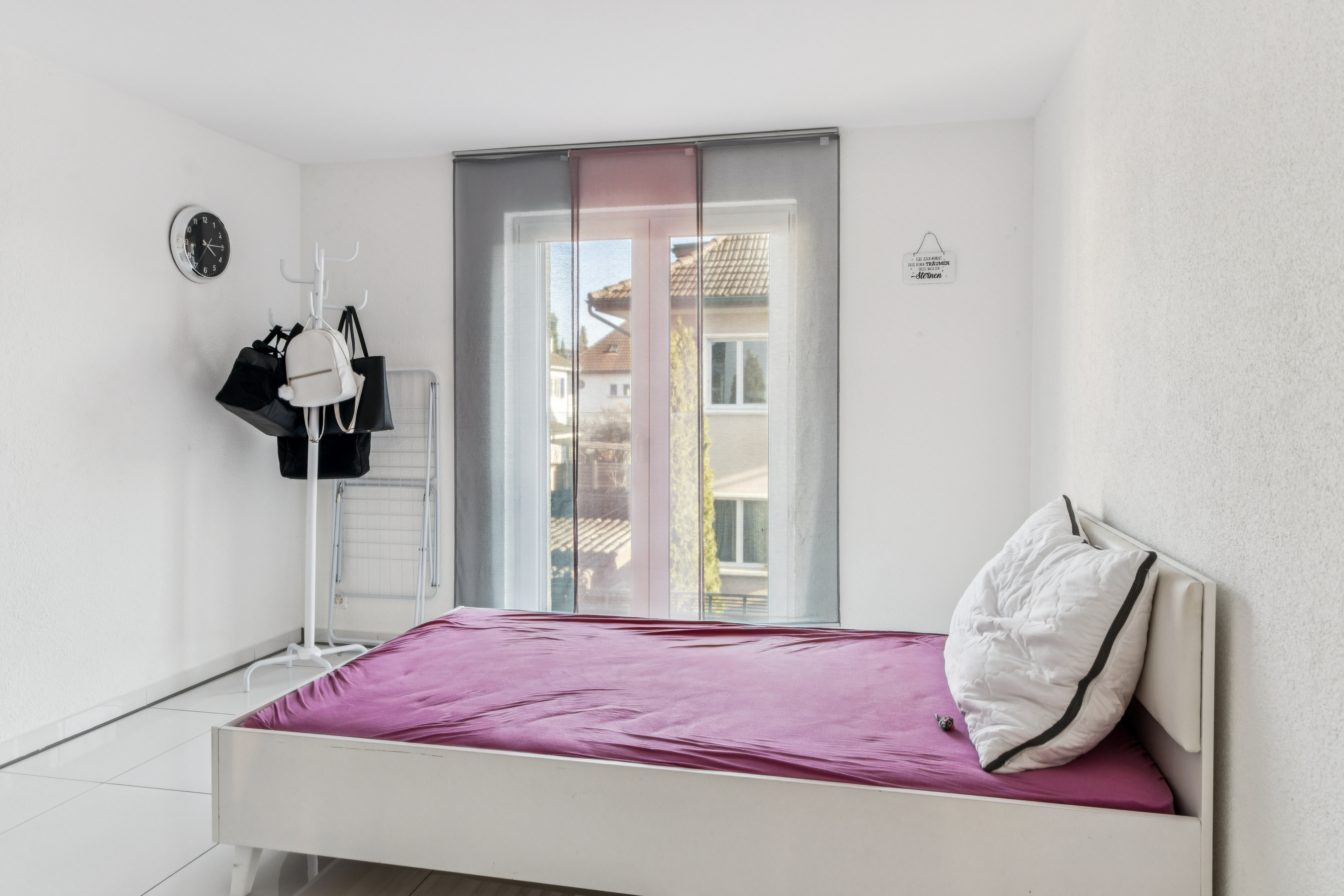 Chambre à coucher spacieuse avec possibilité d'ameublement optimal