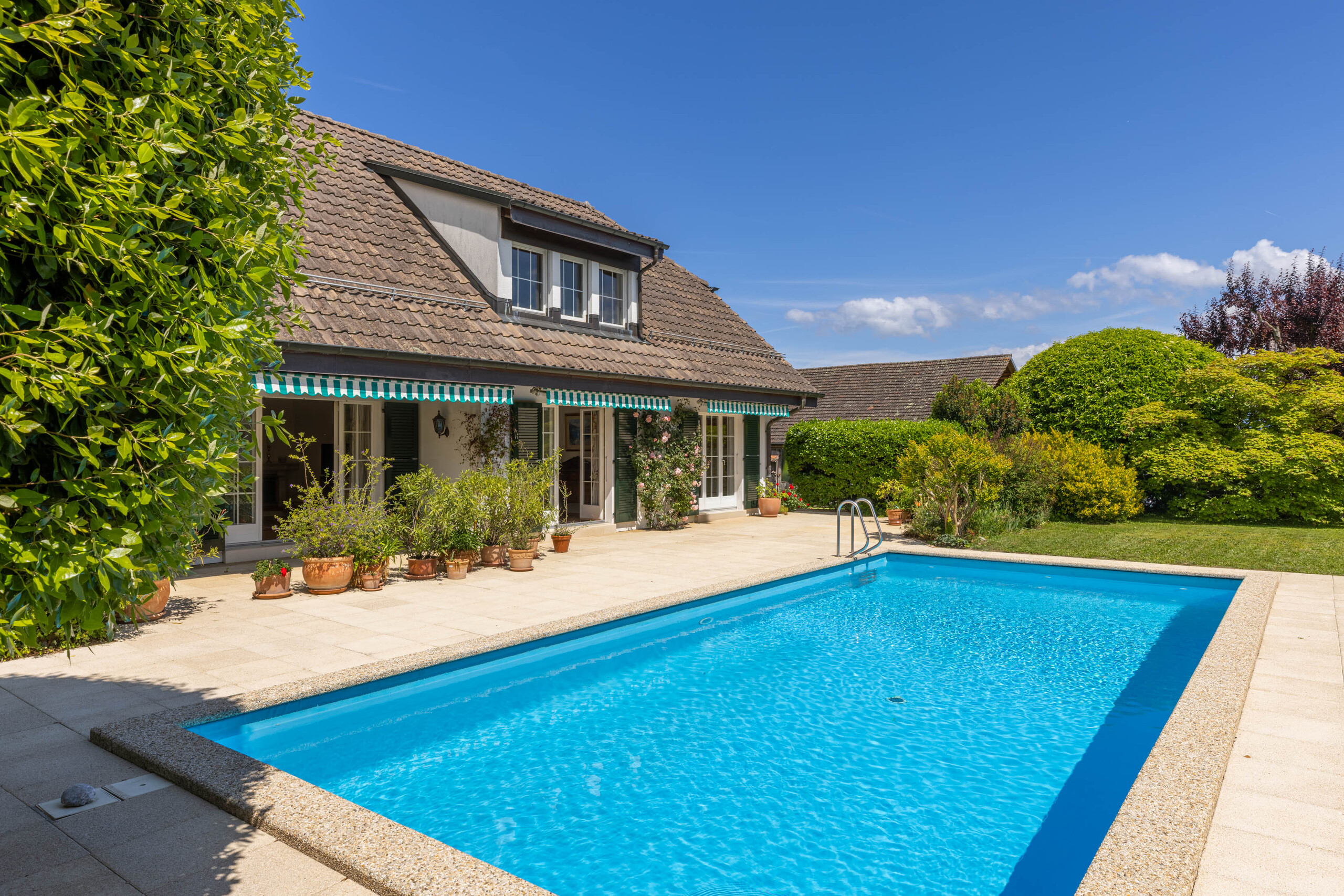 Grand jardin avec piscine