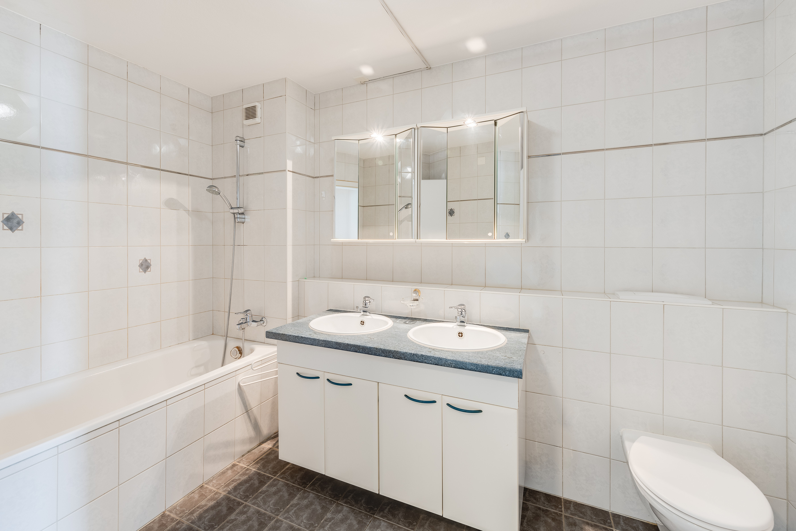 NASSZELLE MIT BAD - 1. OG