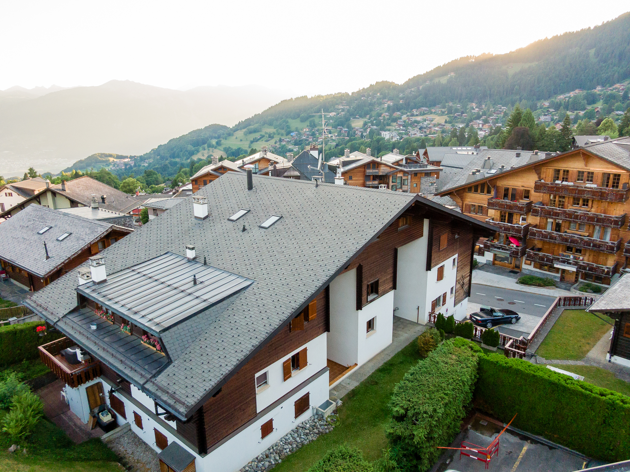 les toits des maisons d'un village avec les montagnes en arrière-plan les toits des maisons d'un village avec les montagnes en arrière-plan