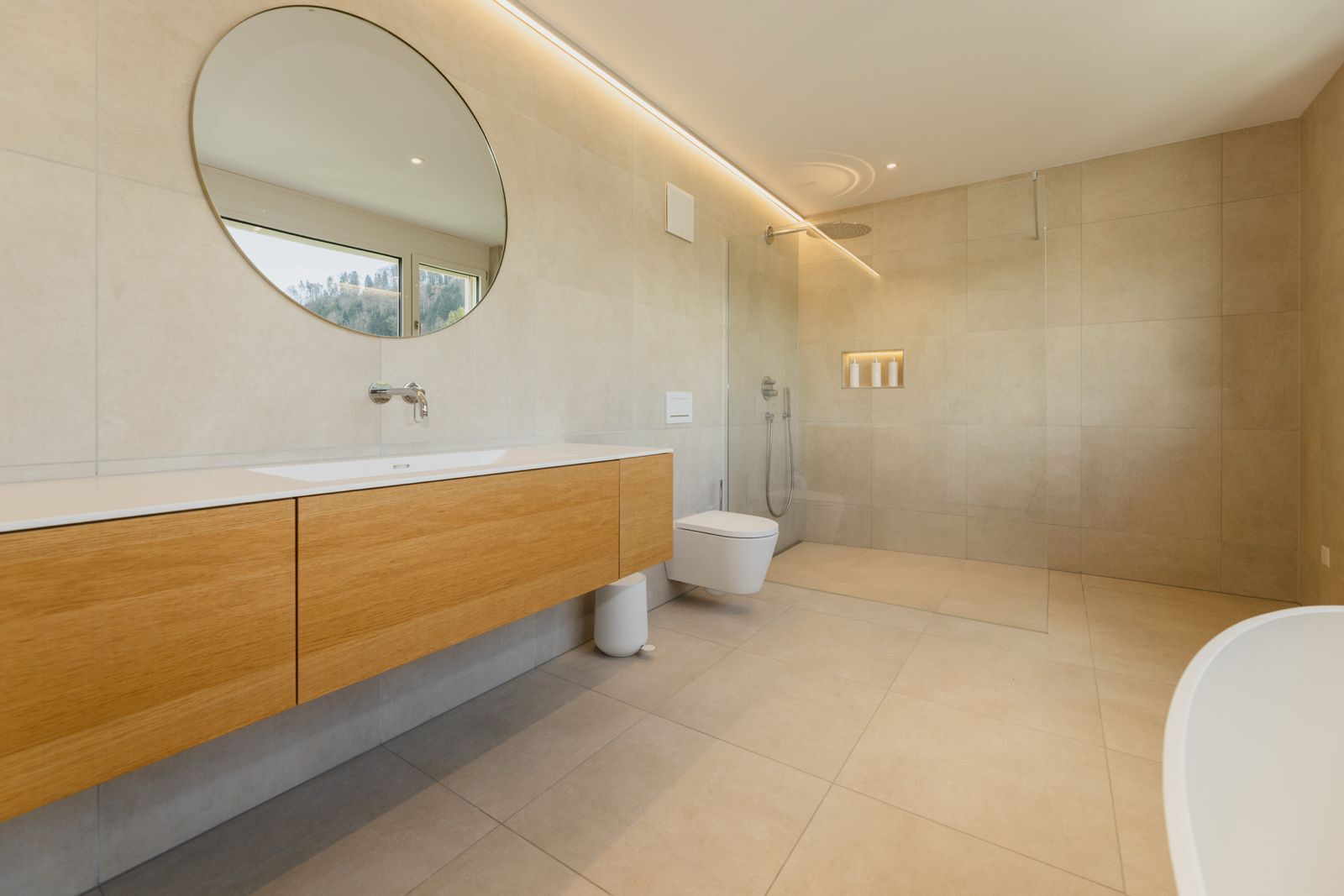 Badezimmer mit Dusche und Badewanne