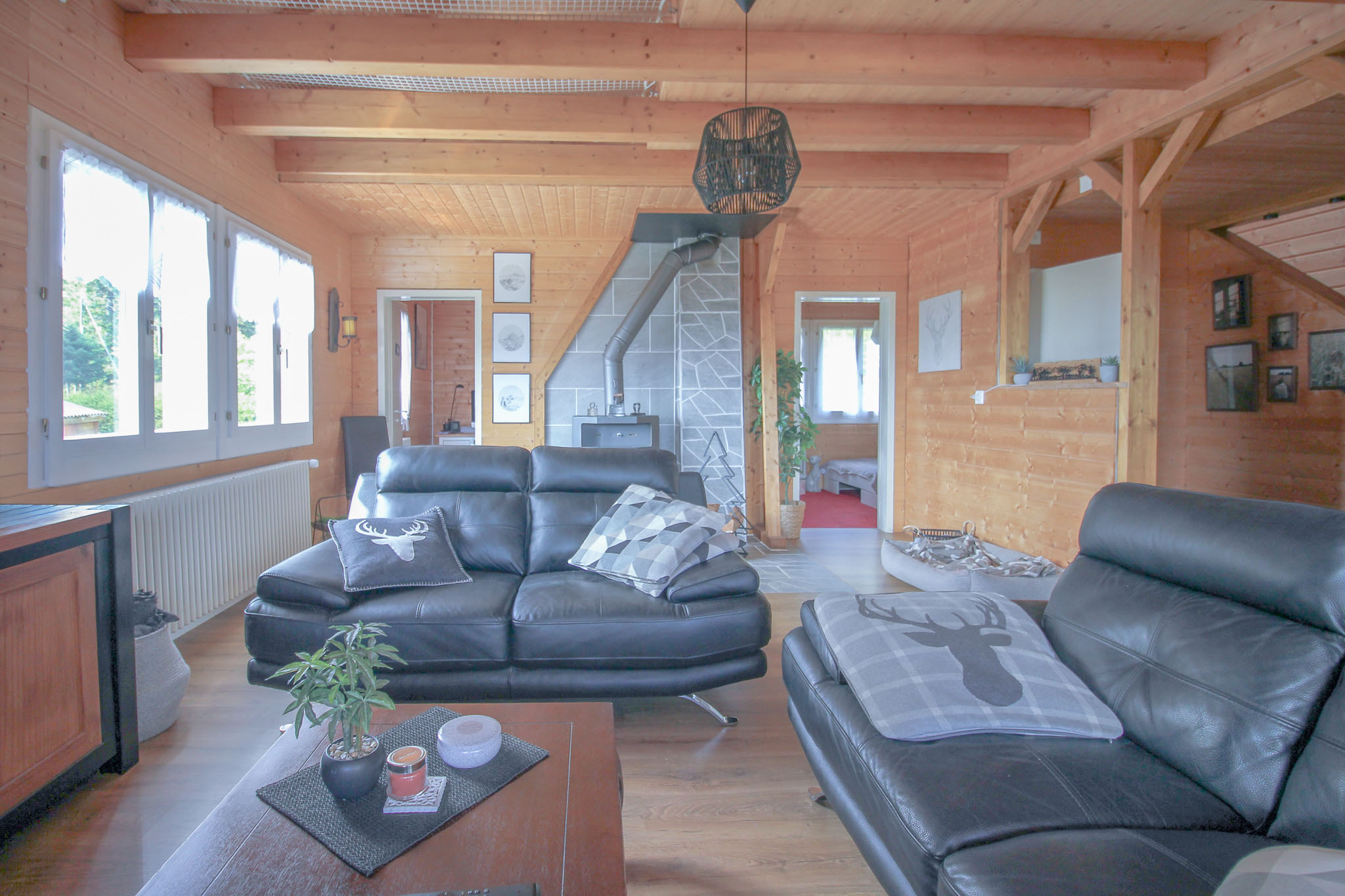 1er étage - espace salon avec poêle à bois