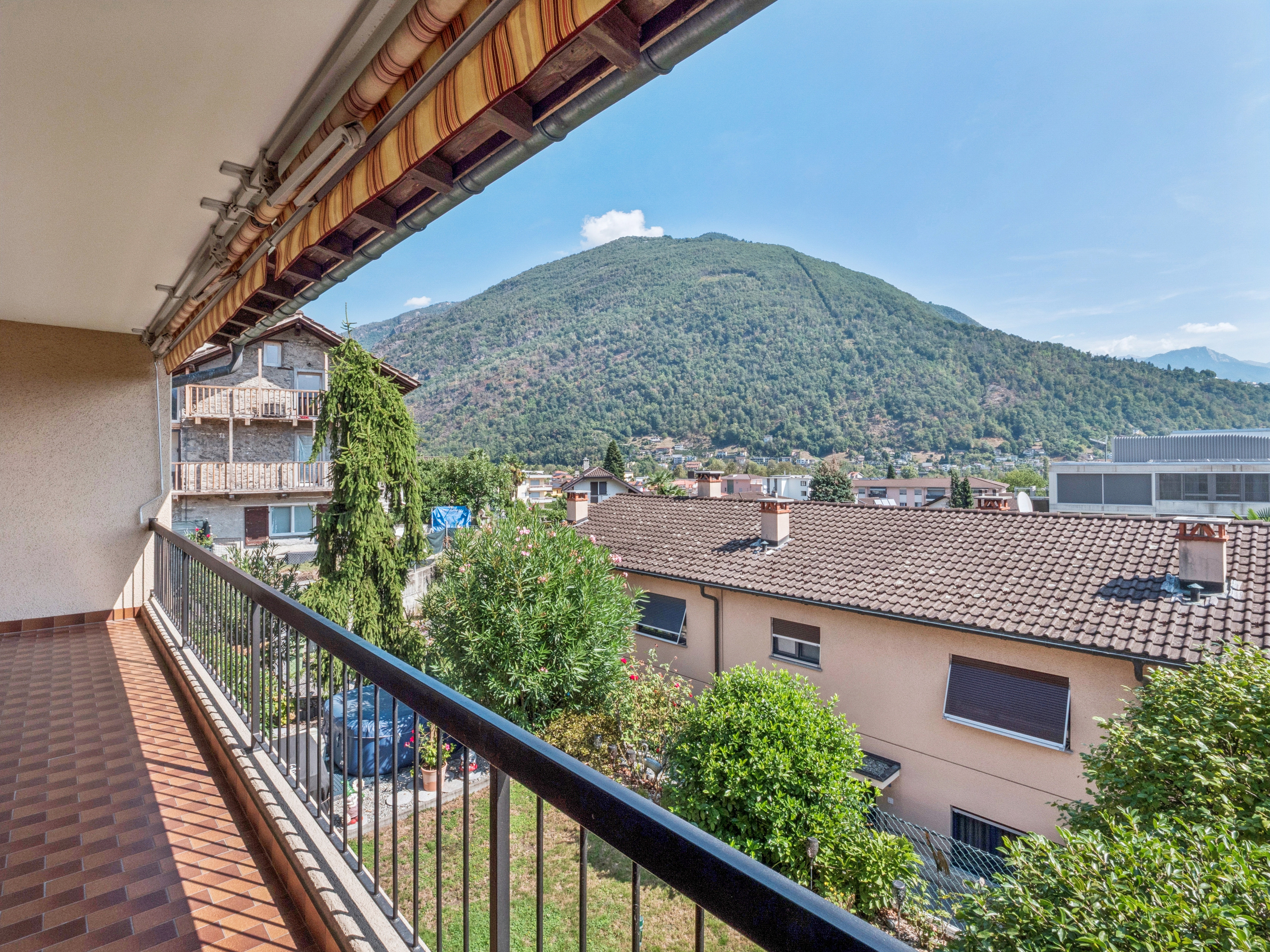 Zwei Zimmer im Obergeschoss teilen sich den Balkon mit Aussicht Zwei Zimmer im Obergeschoss teilen sich den Balkon mit Aussicht