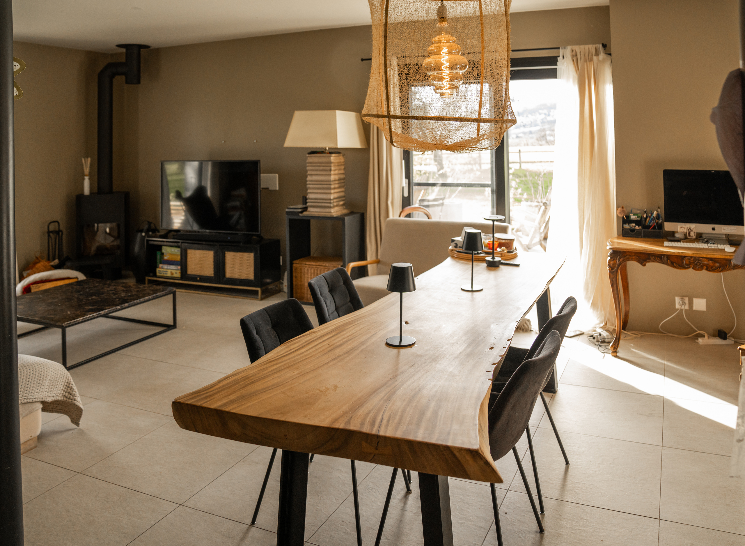 Belle pièce de vie avec ouverture sur la terrasse Belle pièce de vie avec ouverture sur la terrasse