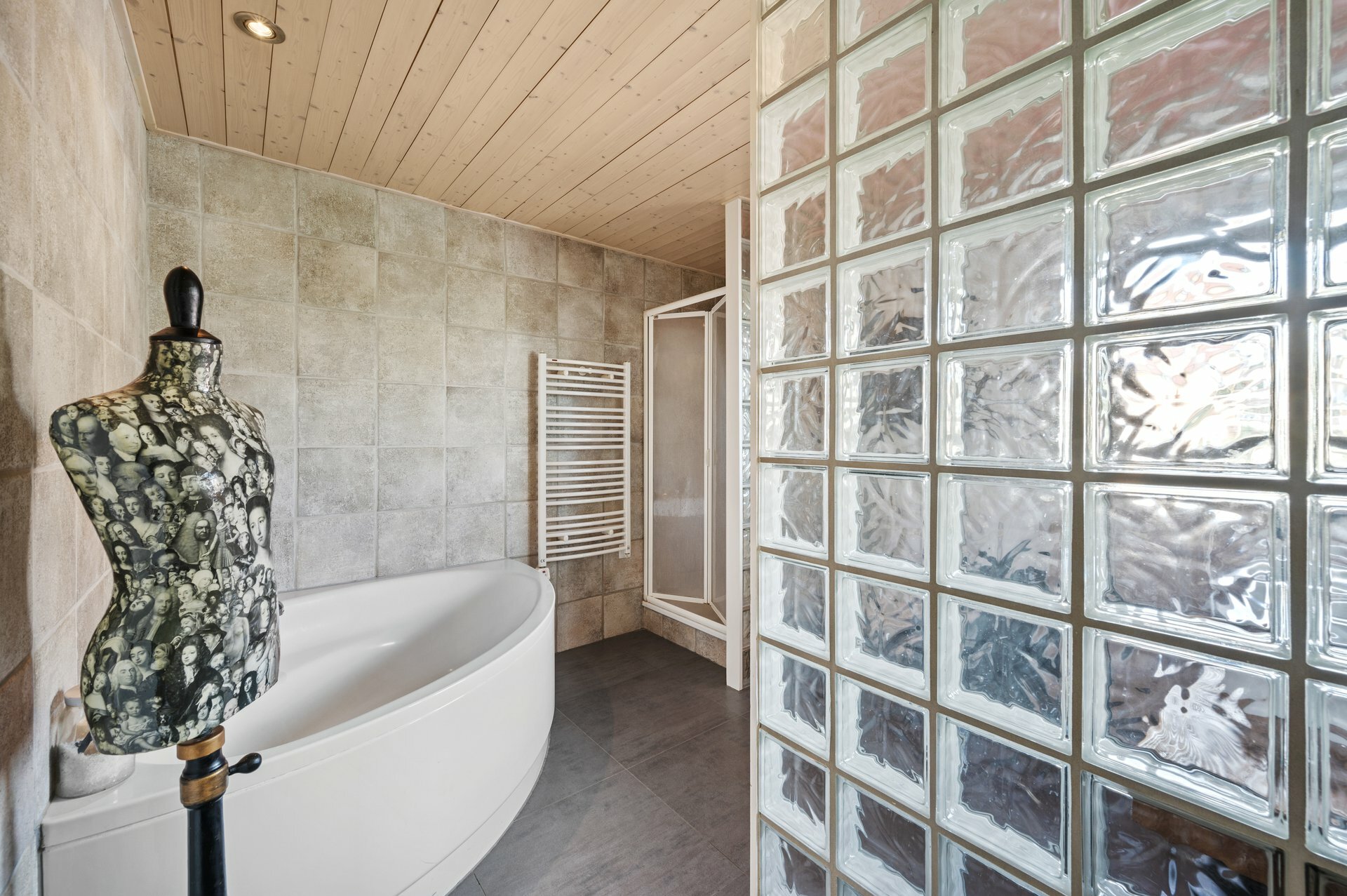 Salle de bains parentale