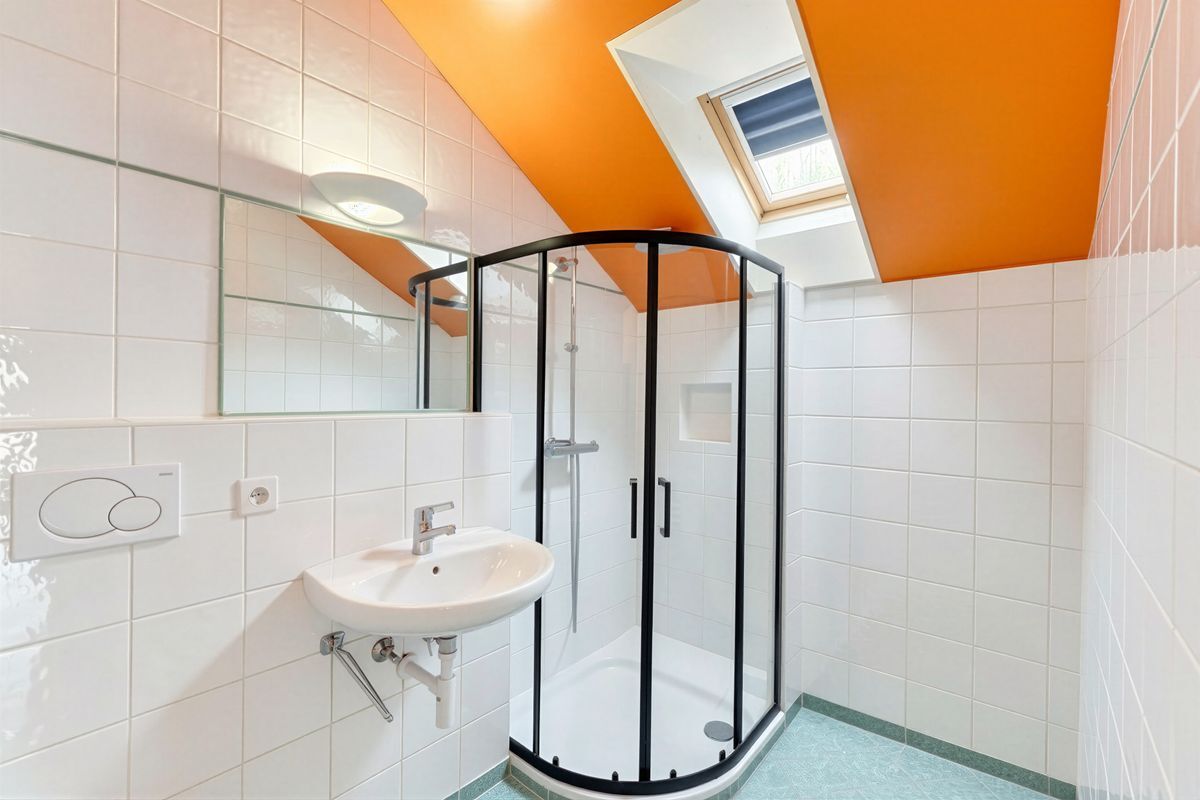 Salle de douche avec cabine de douche moderne sous un plafond coloré. Salle de douche avec cabine de douche moderne sous un plafond coloré.