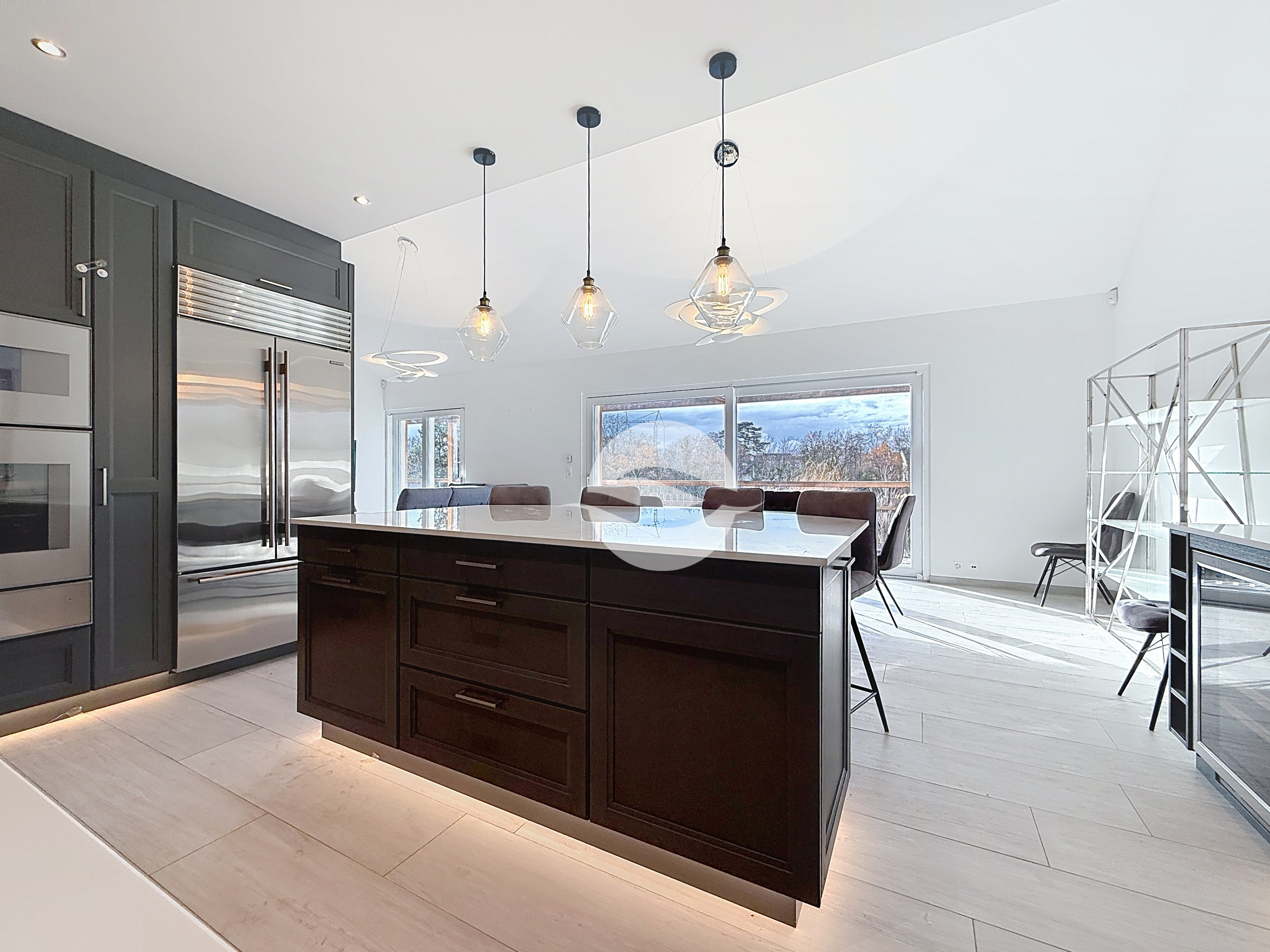 Pièce de vie avec cuisine équipée