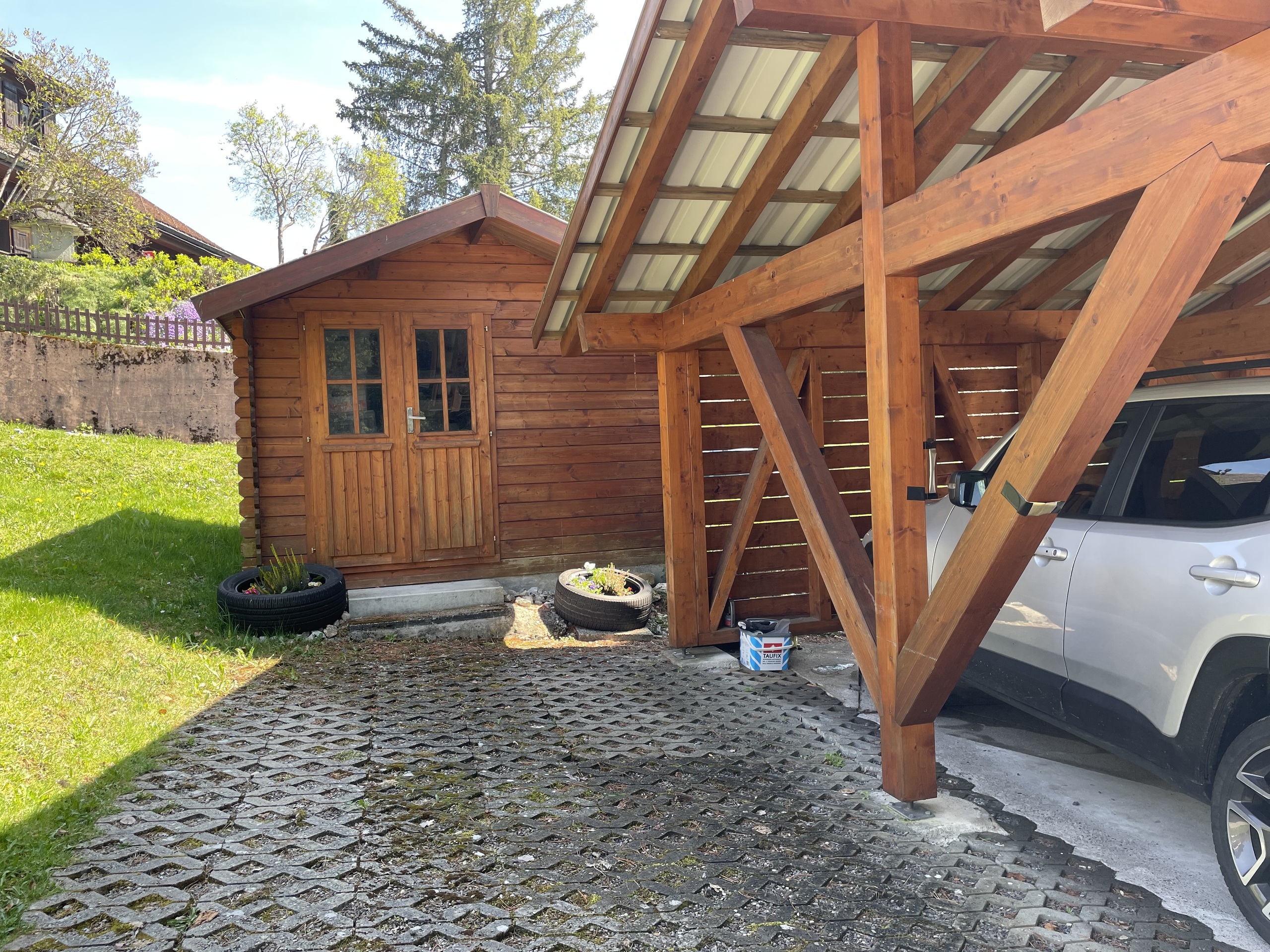 Abri pour la voiture et chalet du jardin Abri pour la voiture et chalet du jardin