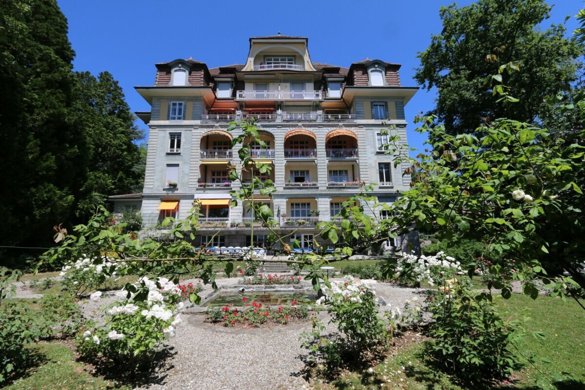 Vue du bâtiment depuis son magnifique jardin de roses