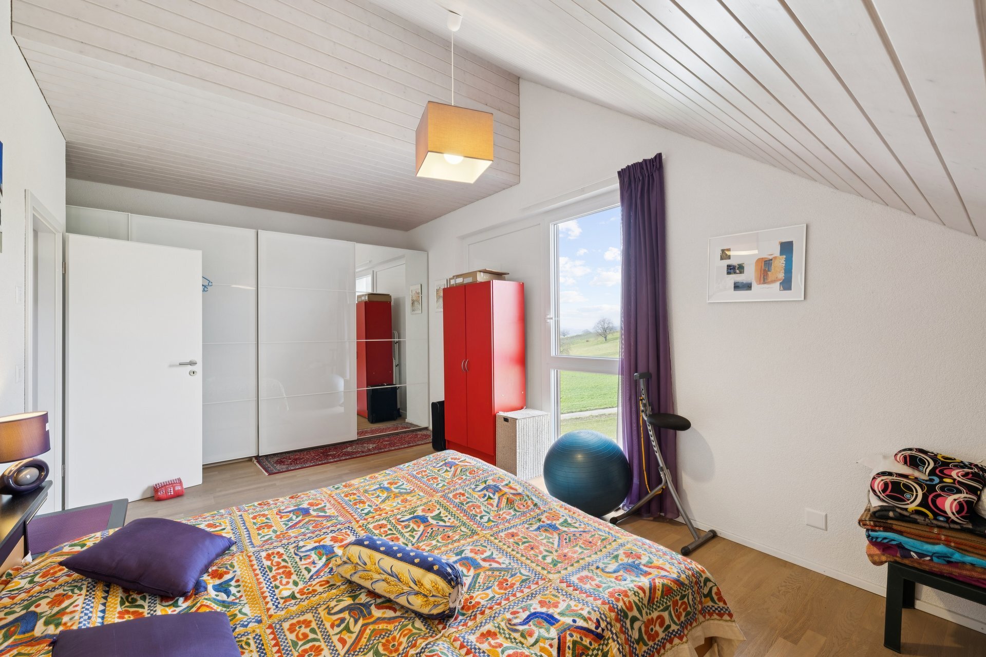 une chambre blanche avec un grand lit