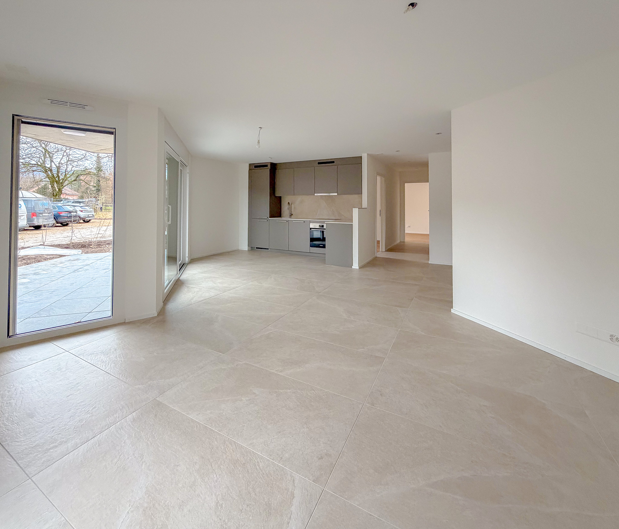 Espace salon/séjour avec portes-fenêtres donnant accès à la terrasse et au jardin privatif