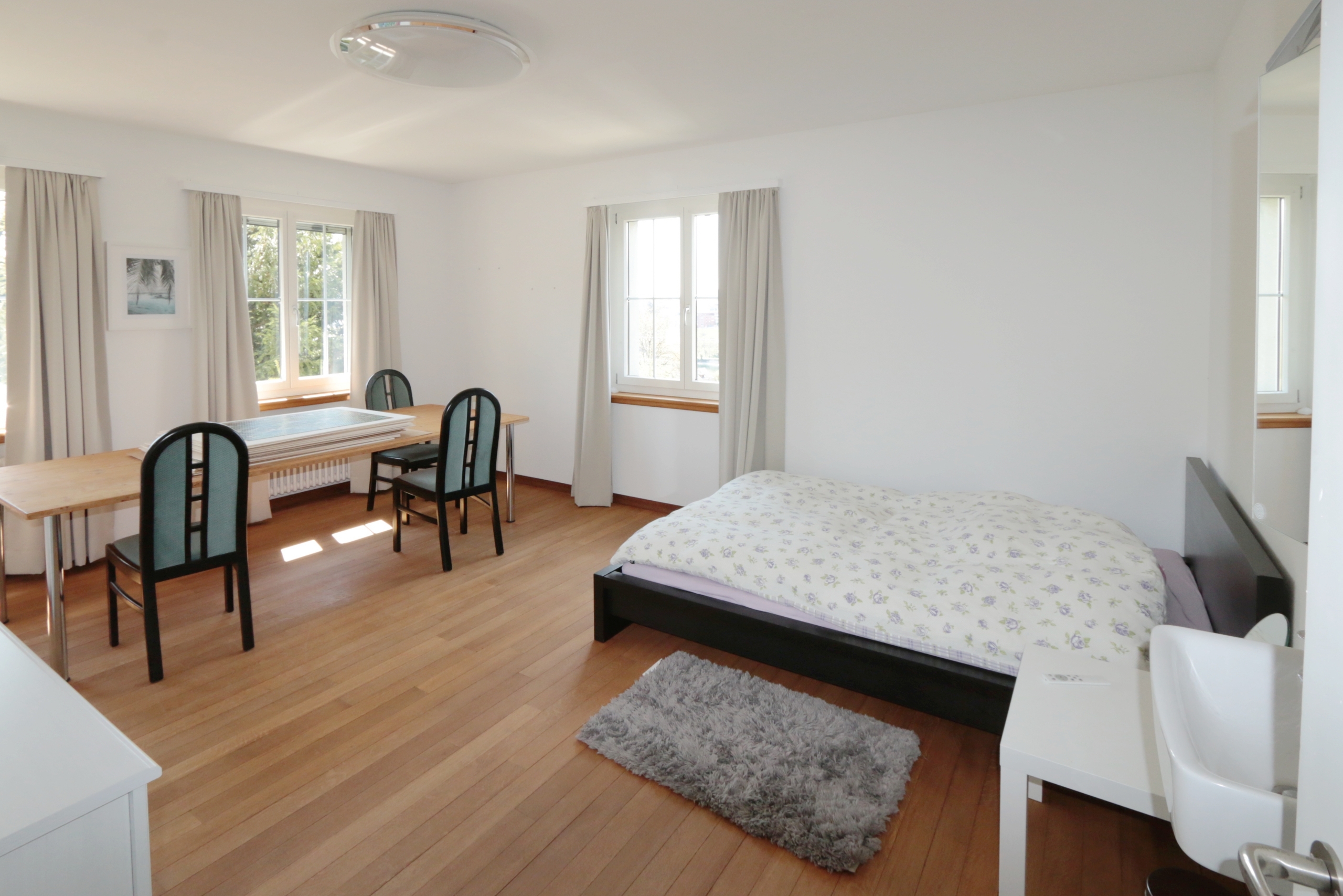 Die Zimmer im Obergeschoss zeigen sich hell und grosszügig Die Zimmer im Obergeschoss zeigen sich hell und grosszügig