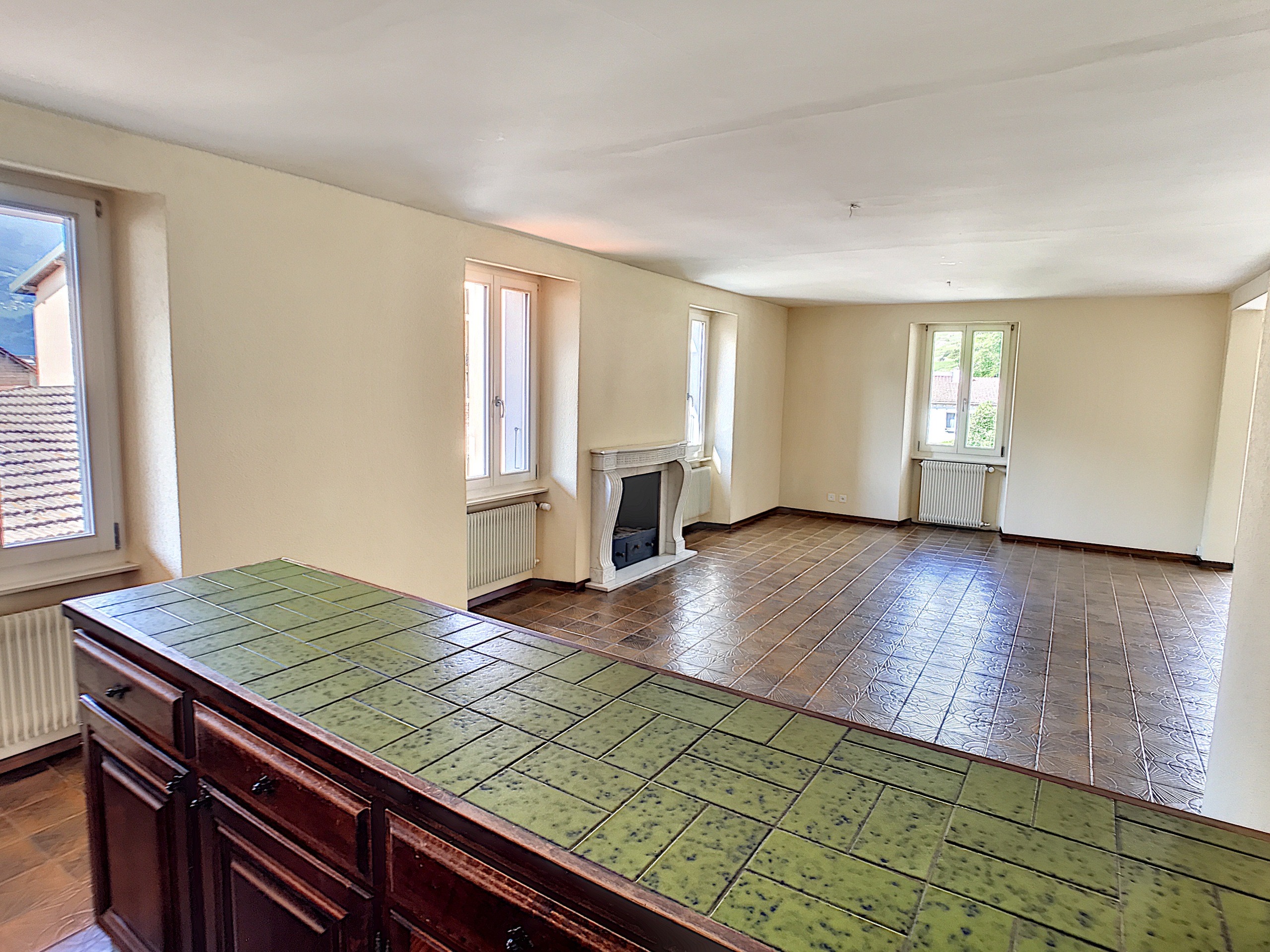 séjour avec cheminée et cuisine avec grand bar séjour avec cheminée et cuisine avec grand bar