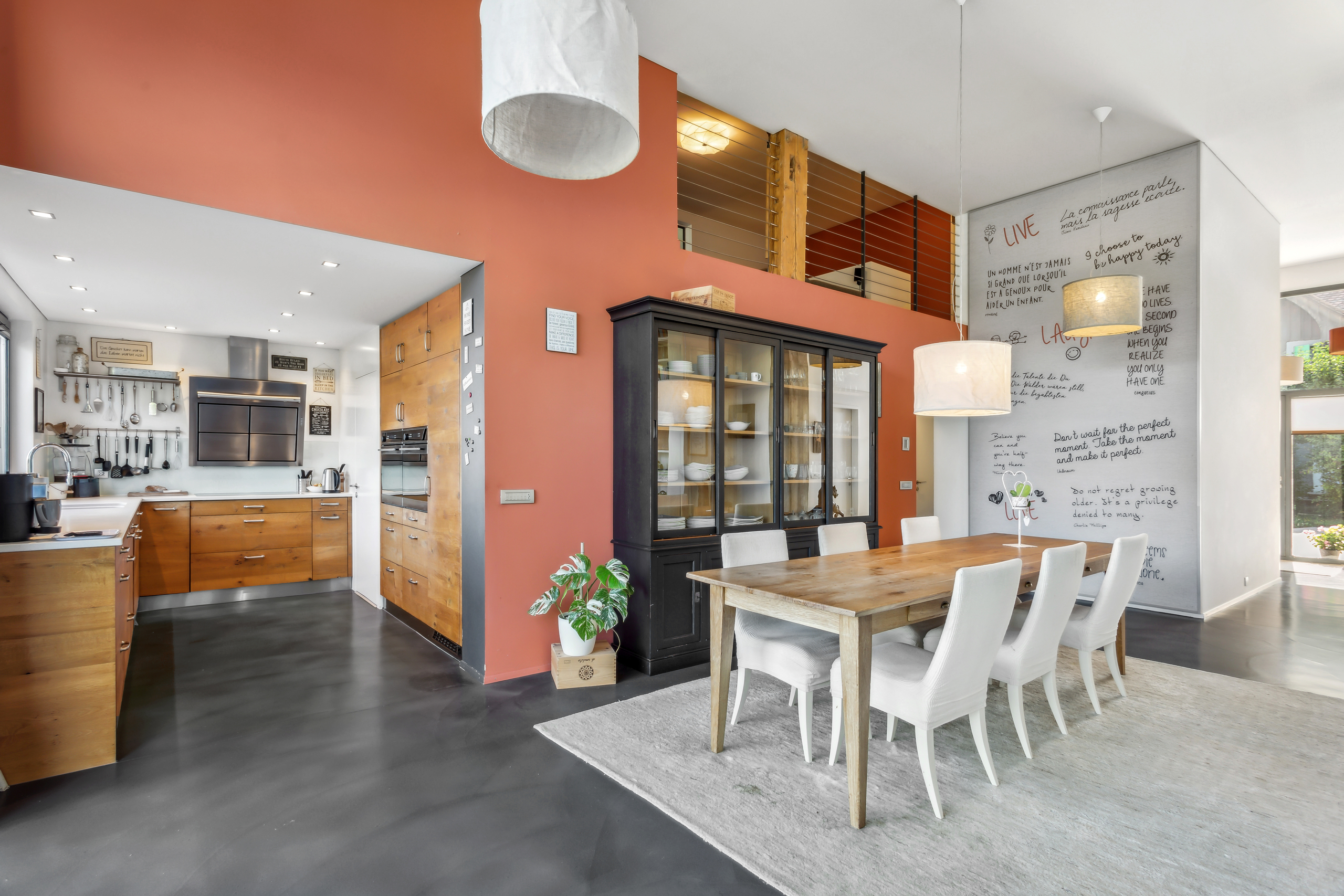 Cuisine ouverte sur l'espace salle à manger