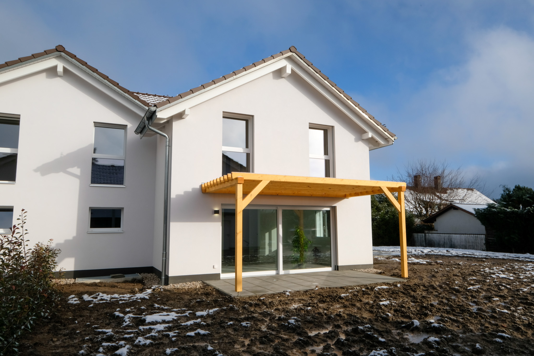 Villas construites aux Cullayes : l'extérieur avec la pergola.