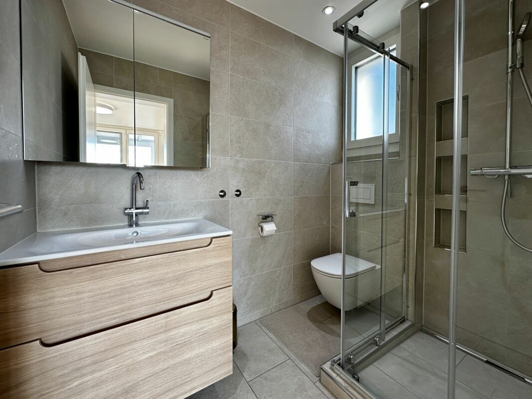 1. OG Dusche im Elternschlafzimmer 1. OG Dusche im Elternschlafzimmer