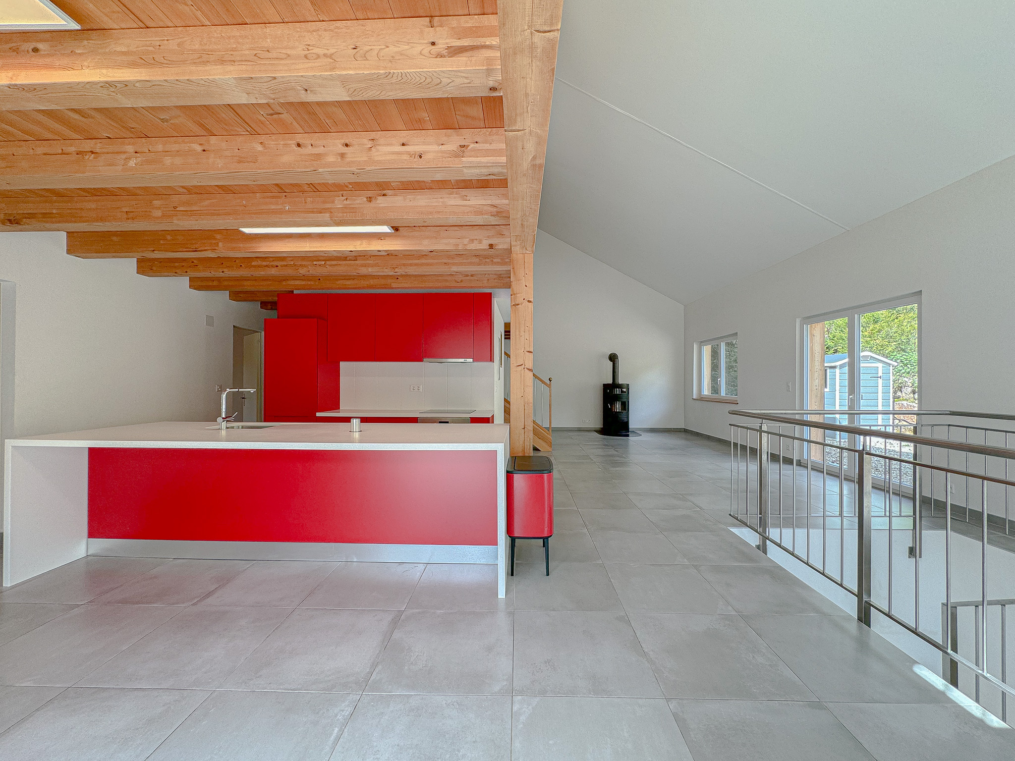 Duplex de 6 pces - cuisine ouverte sur le grand séjour équipé d'un poêle à bois Duplex de 6 pces - cuisine ouverte sur le grand séjour équipé d'un poêle à bois