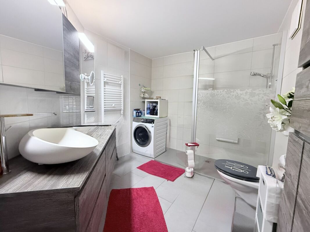 Salle d'eau avec branchement pour colonne de lavage