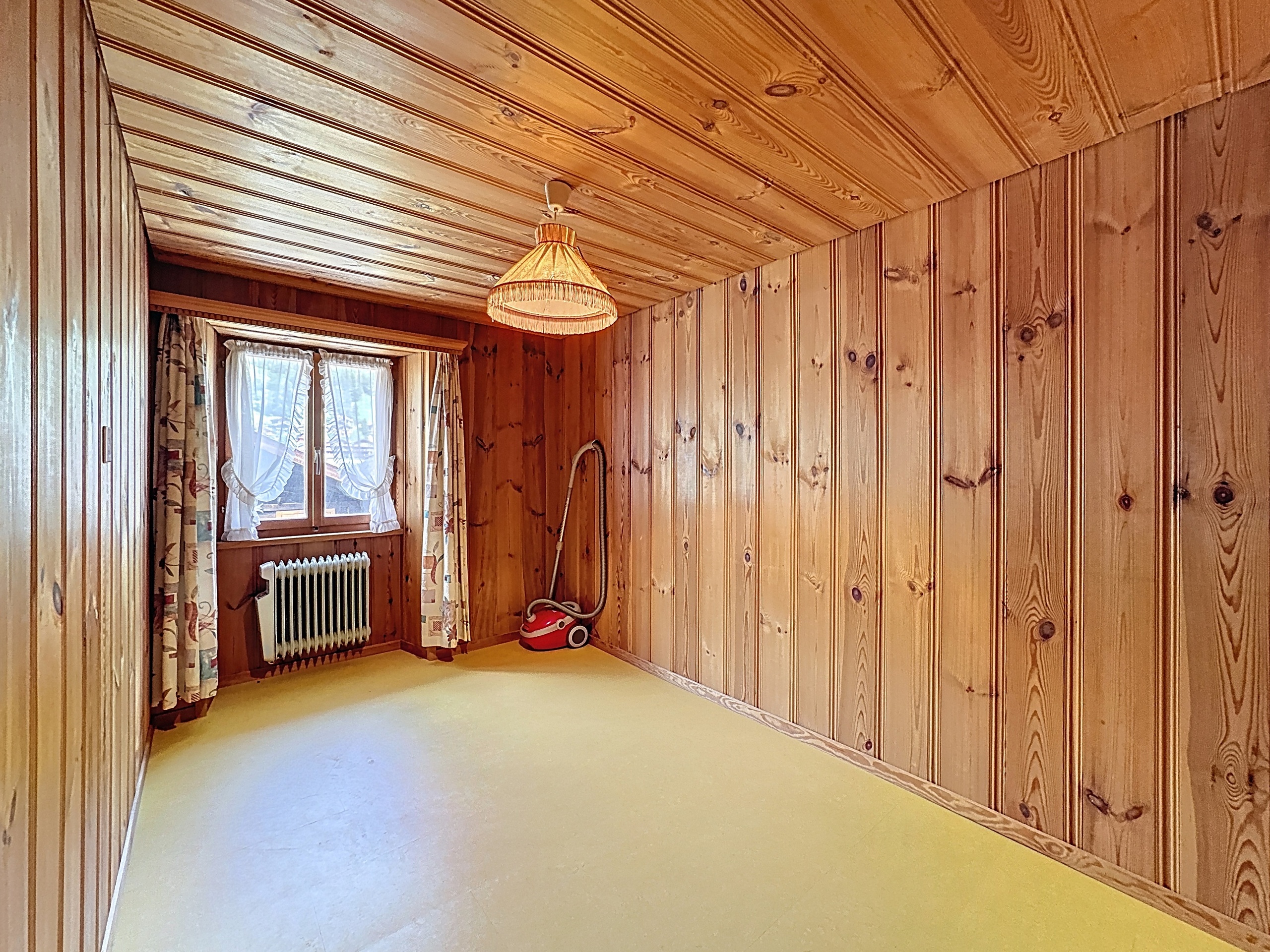 l'intérieur d'une grande maison avec des murs, des plafonds et des planchers en bois